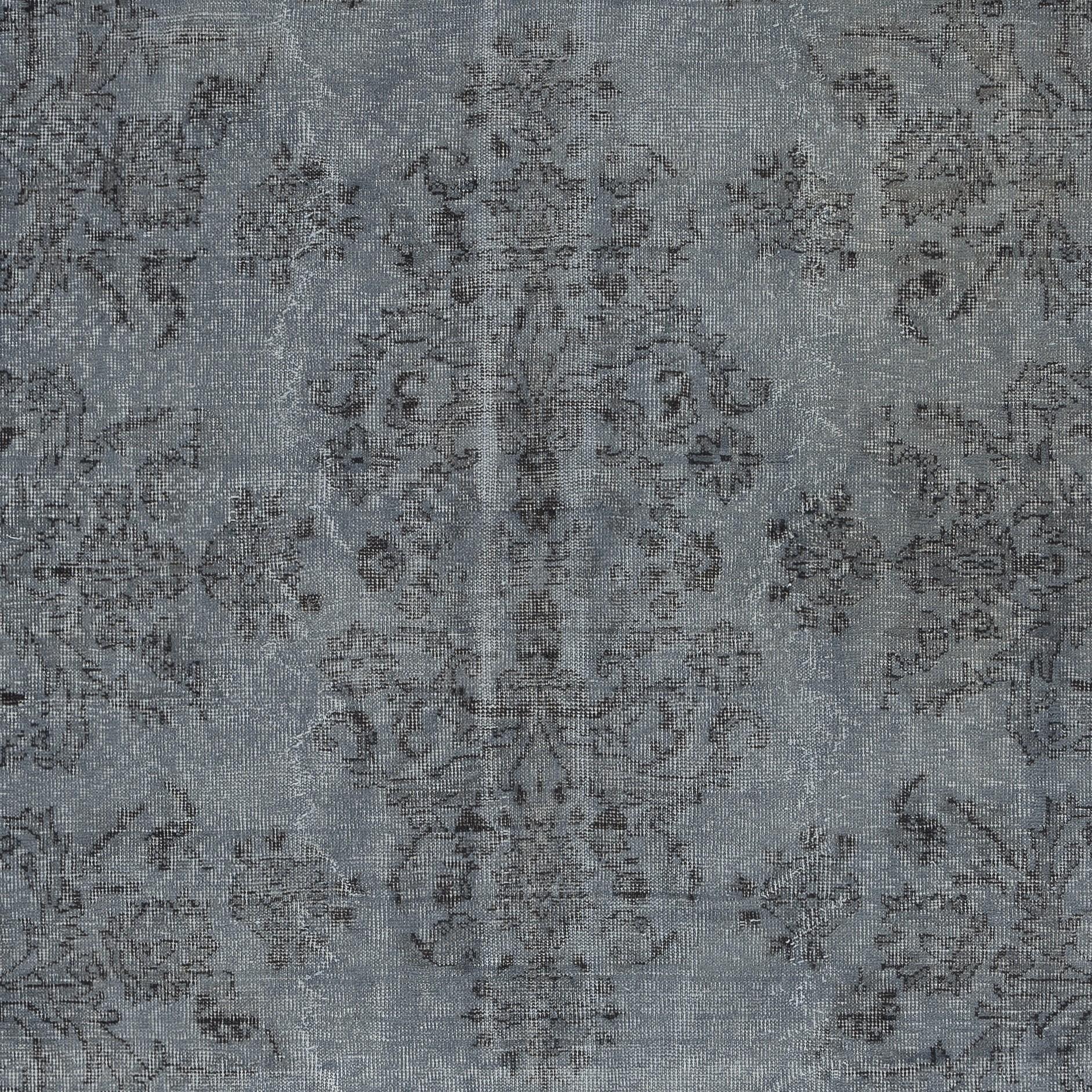 5.5x9 Ft Vintage Rug Overdyed in Grau für moderne Interieurs. Handgefertigt in der Türkei (Türkisch) im Angebot