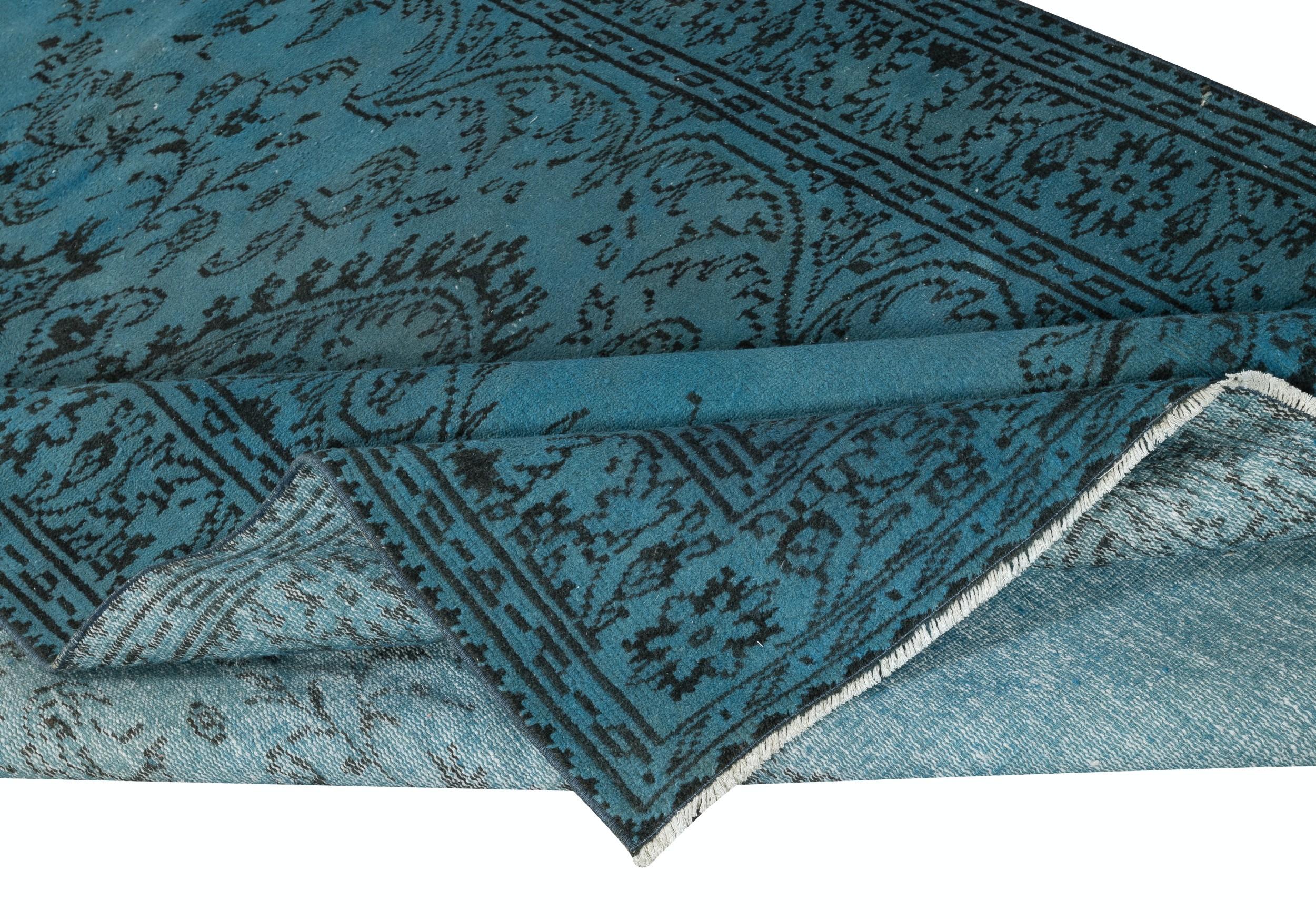 Alfombra Turca Vintage de 5,5x9 pies teñida en Azul para interiores contemporáneos Moderno en venta