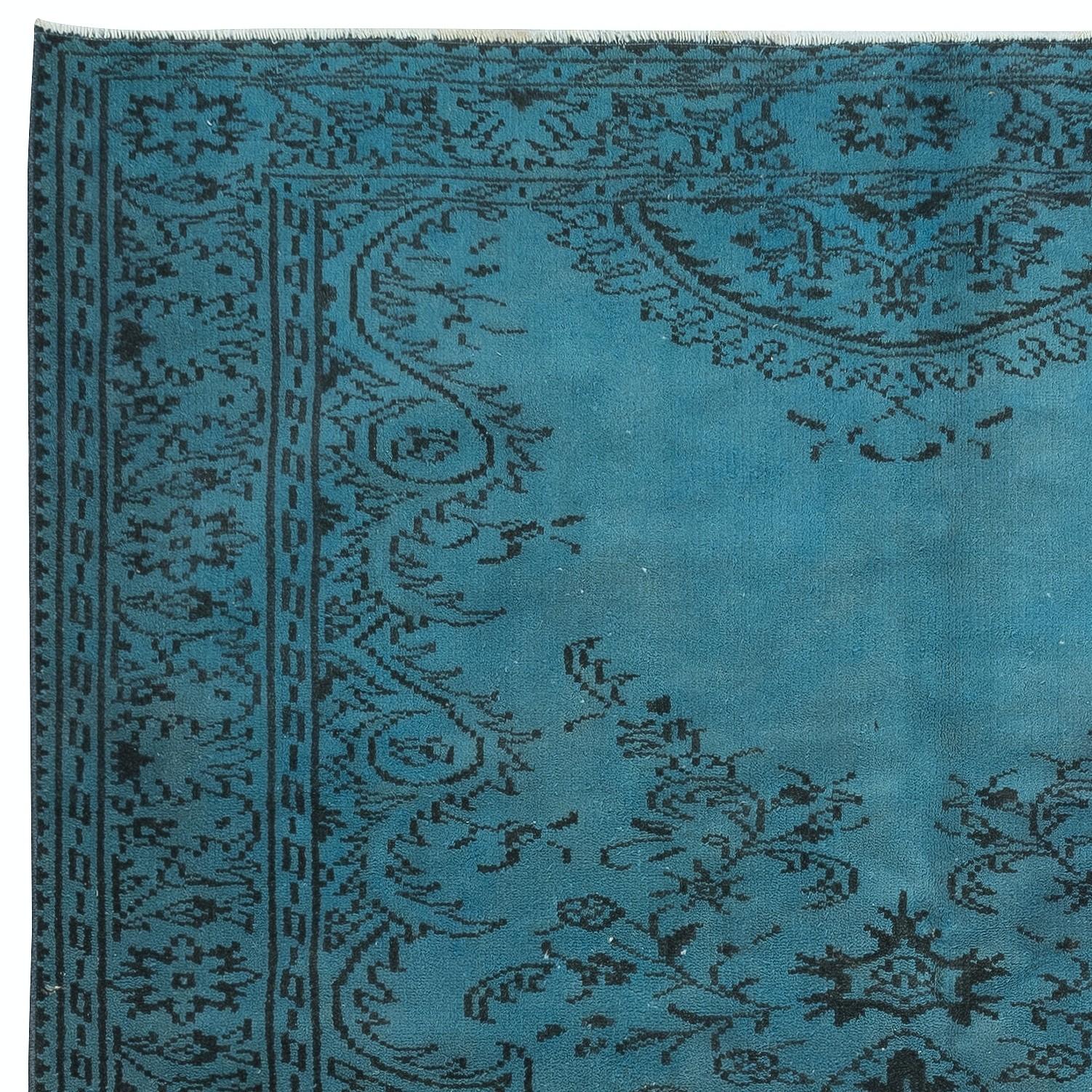 Alfombra Turca Vintage de 5,5x9 pies teñida en Azul para interiores contemporáneos Turco en venta