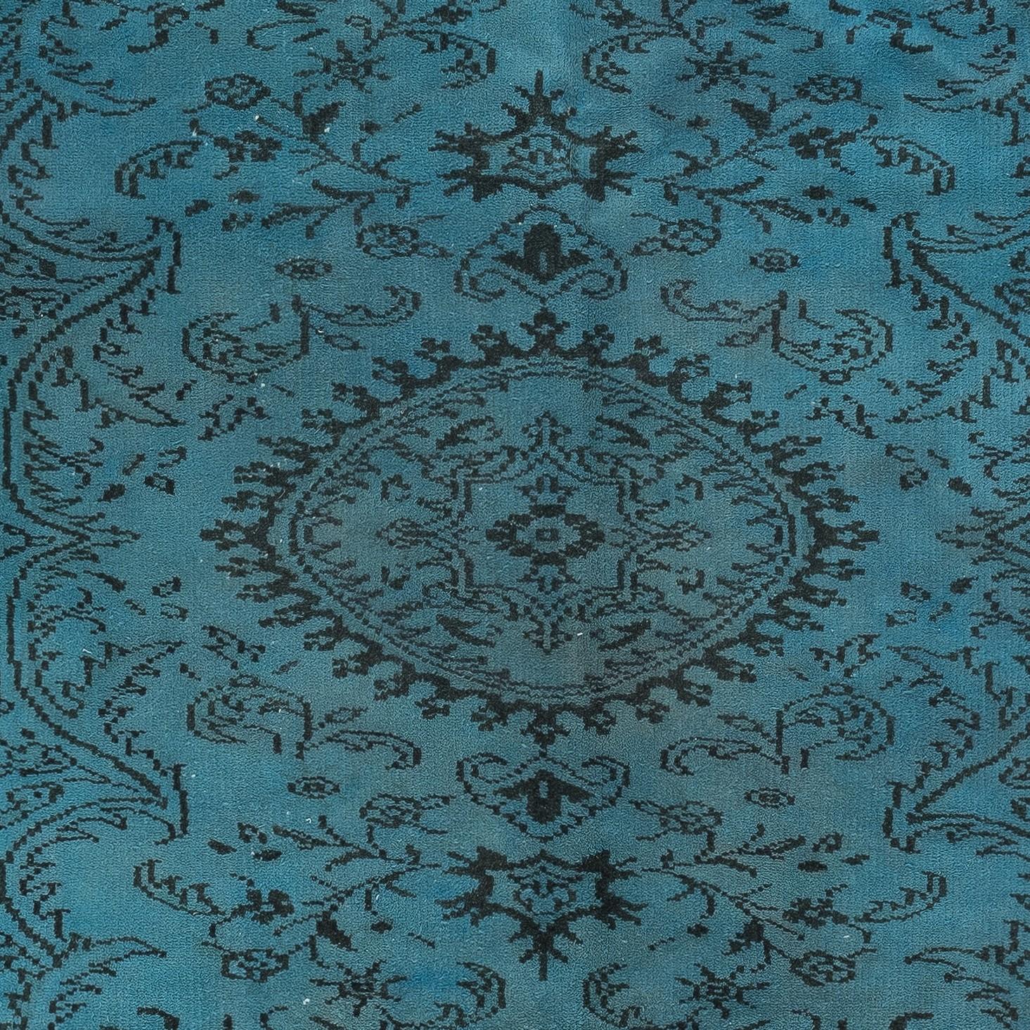 Alfombra Turca Vintage de 5,5x9 pies teñida en Azul para interiores contemporáneos Anudado a mano en venta