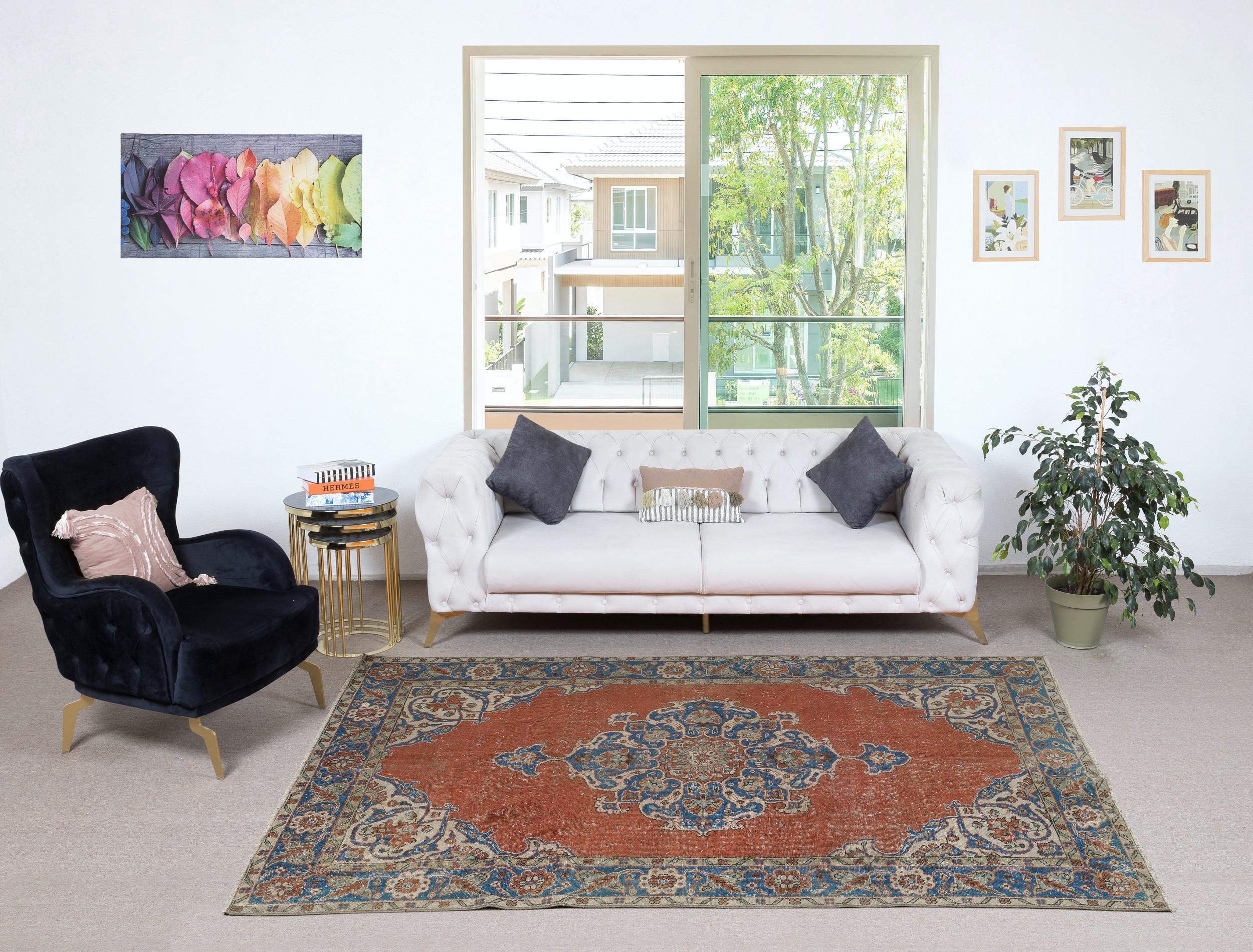 Verleihen Sie Ihrem Zuhause die zeitlose Schönheit dieses traditionellen, handgefertigten türkischen Teppichs im Vintage-Stil. Er ist ein handgeknüpftes Meisterwerk aus einer luxuriösen Mischung aus Wolle und Baumwolle. Dieser Teppich wird von