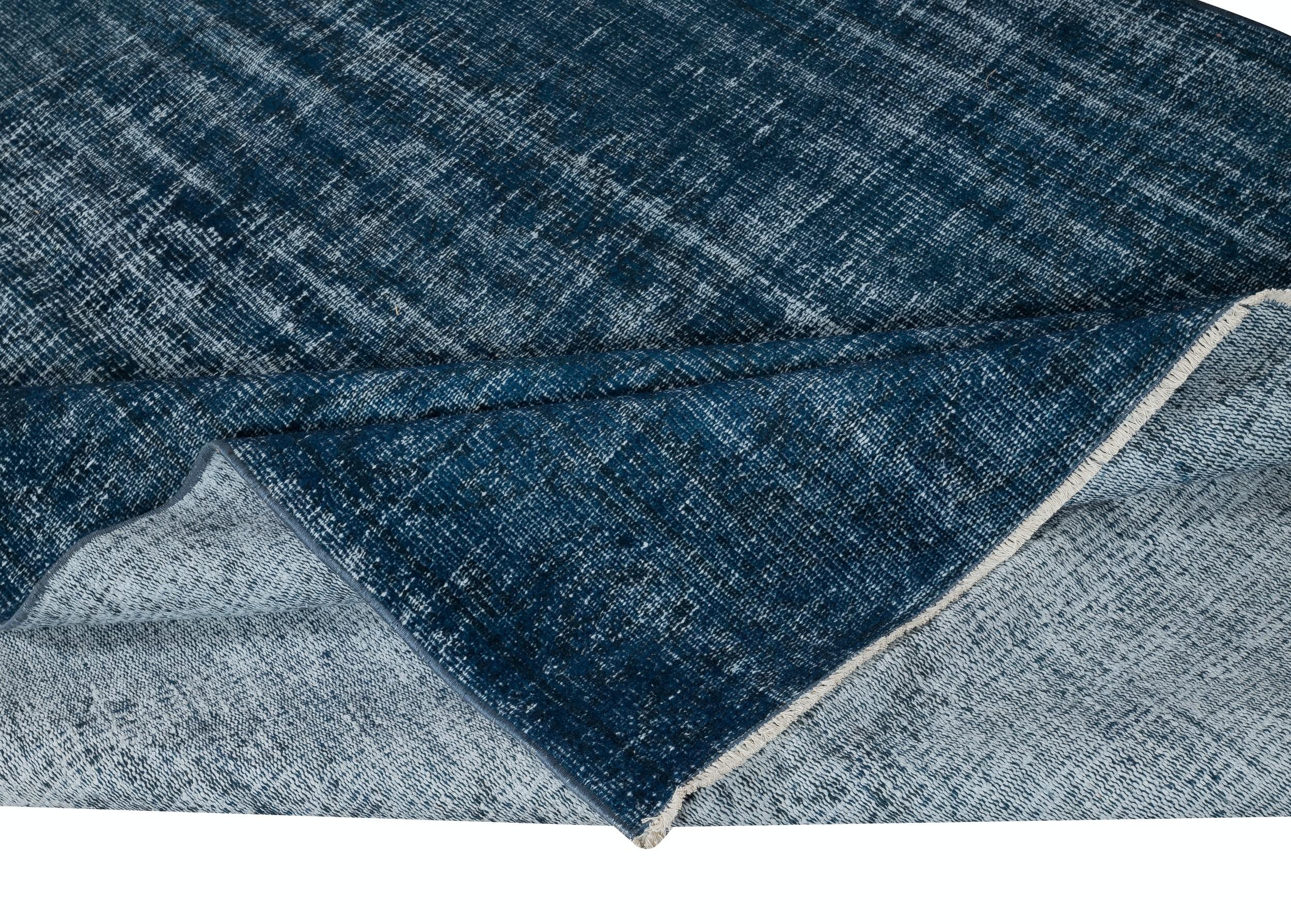 Moderno 5.5x9.2 Ft Tappeto moderno annodato a mano solido di colore blu navy per l'area turca in vendita