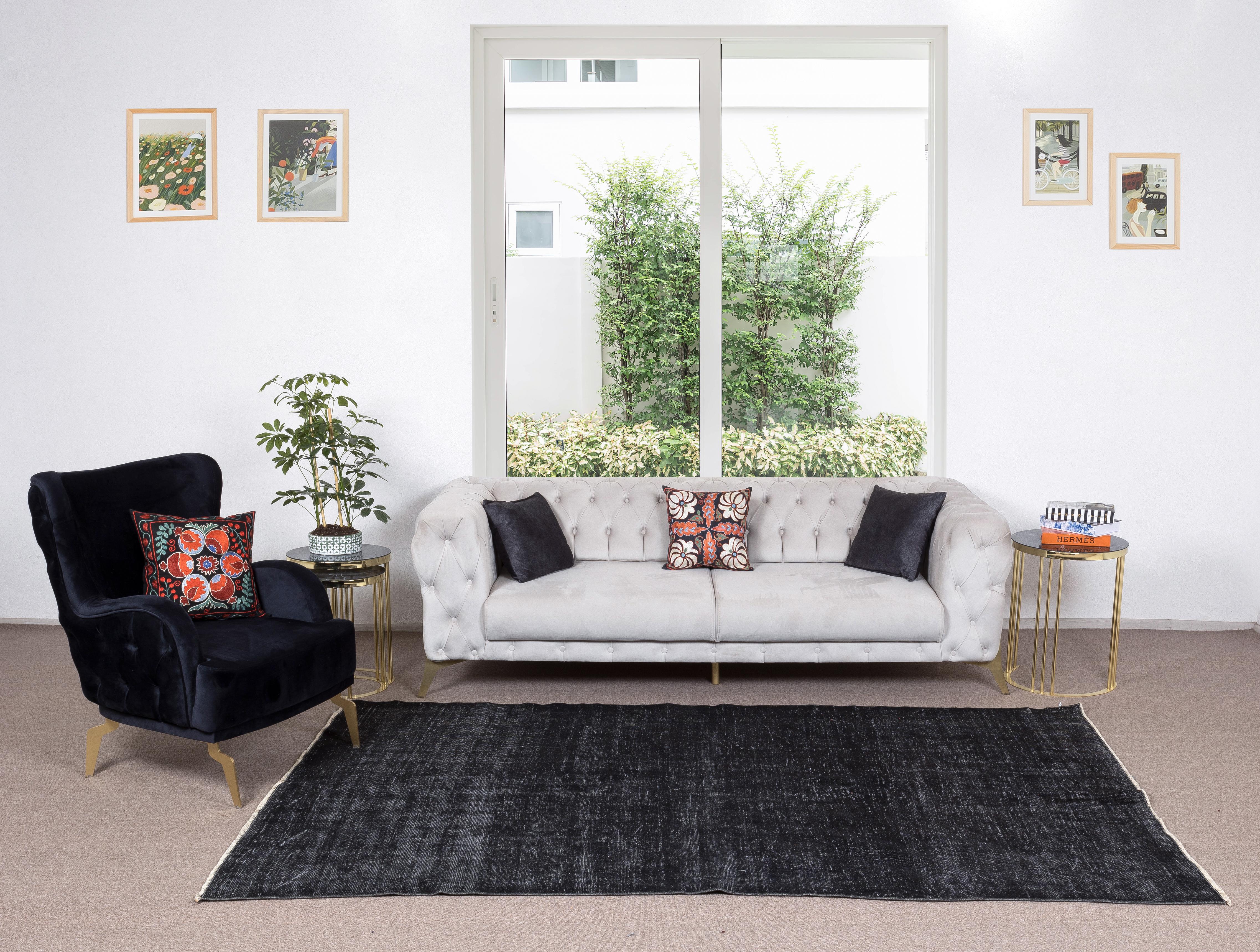 Modern 5.5x9.2 Ft Solid Black Area Rug made of wool and cotton, Hand-Knotted in Turkey For Sale