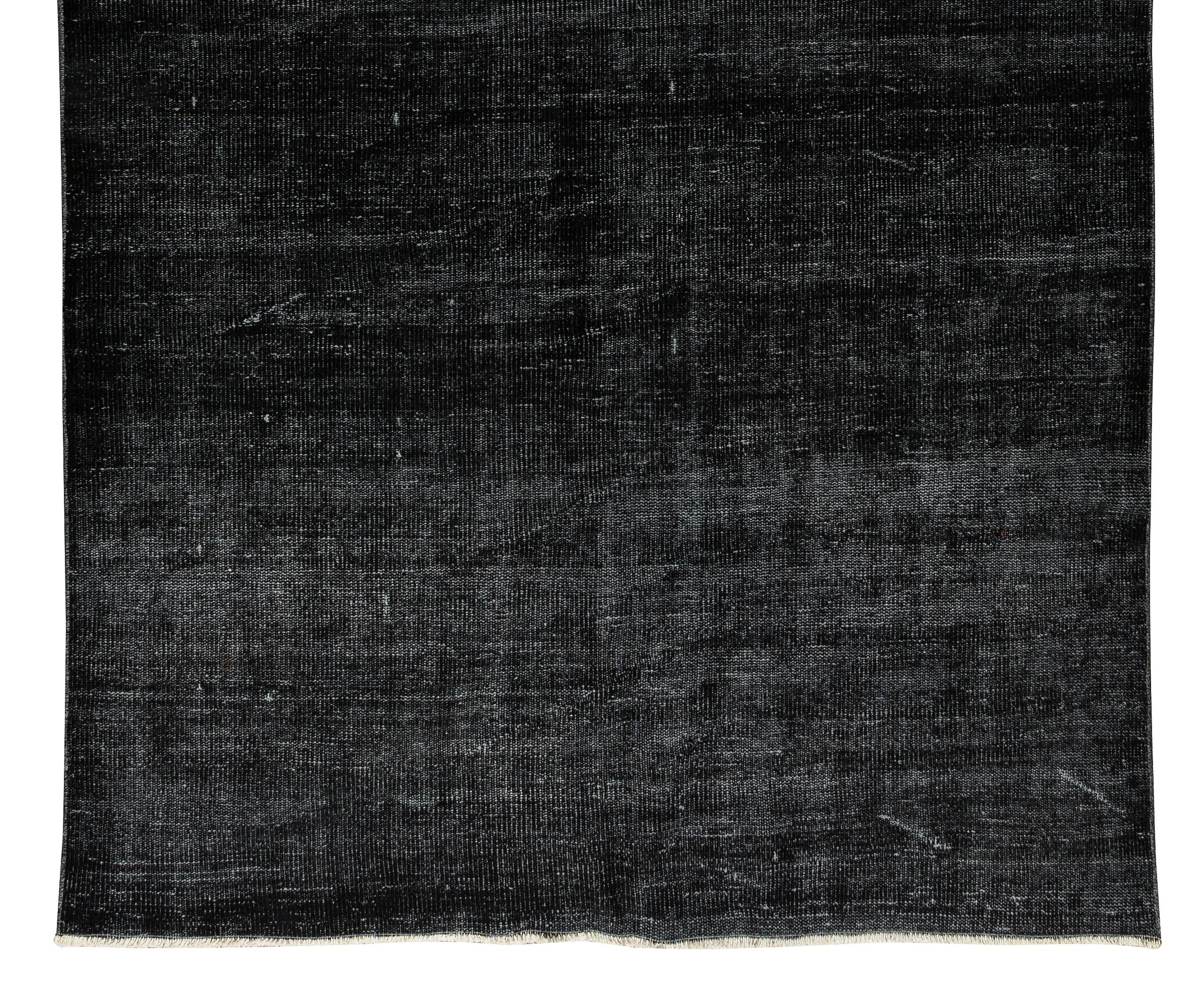 5.5x9.2 Ft Solid Black Area Rug made of wool and cotton, Hand-Knotted in Turkey In Good Condition For Sale In Philadelphia, PA