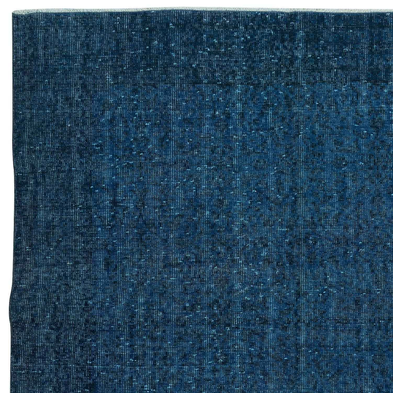 Turco Tappeto blu solido 5.5x9.2 Ft per interni moderni, fatto a mano in Turchia in vendita