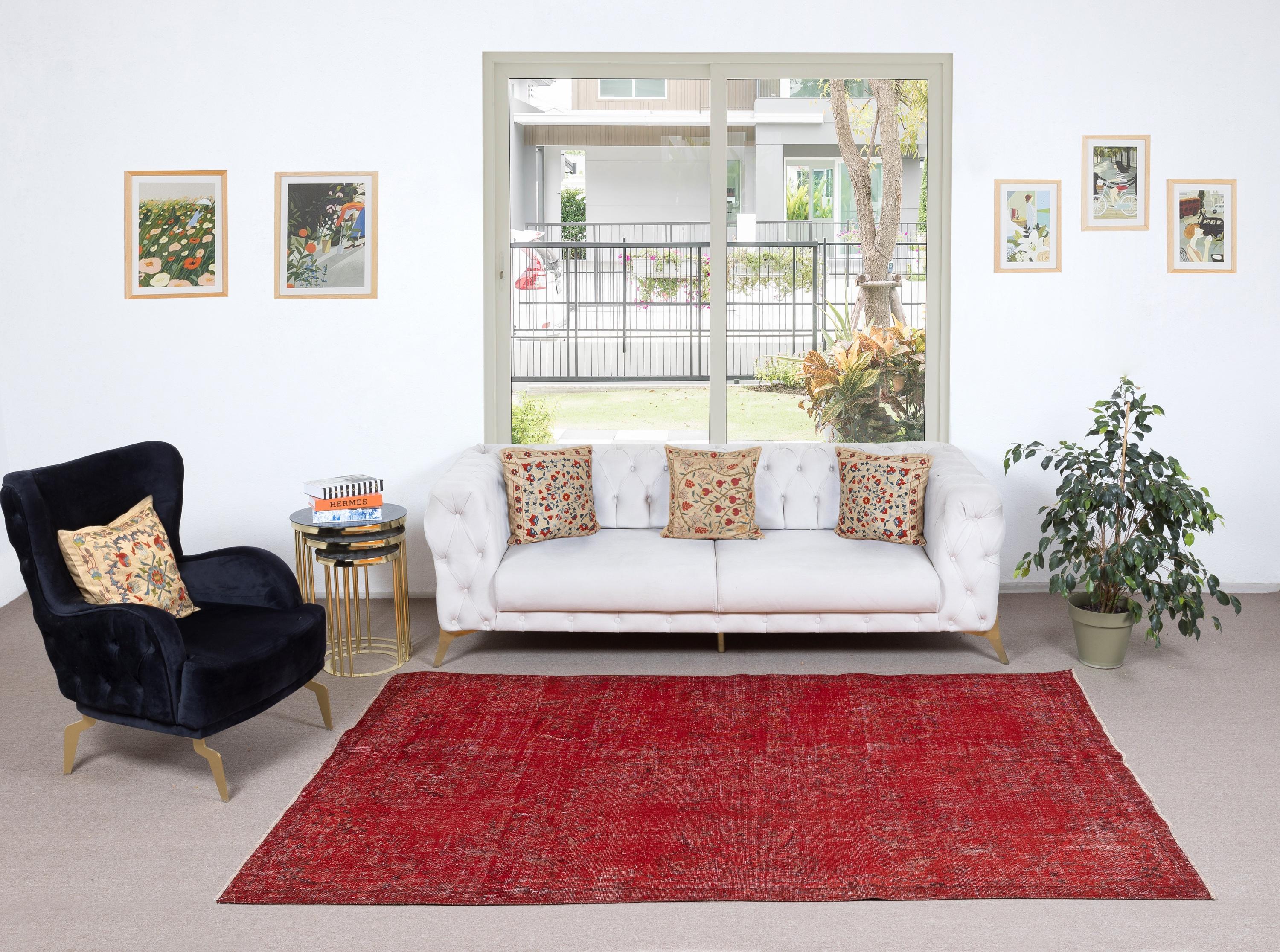 I nostri tappeti sovratinti sono tutti tappeti turchi vintage annodati a mano, accuratamente restaurati e reimmaginati nel nostro laboratorio per adattarsi a un'ampia gamma di stili di arredamento, da quello moderno e minimalista a quello costiero,