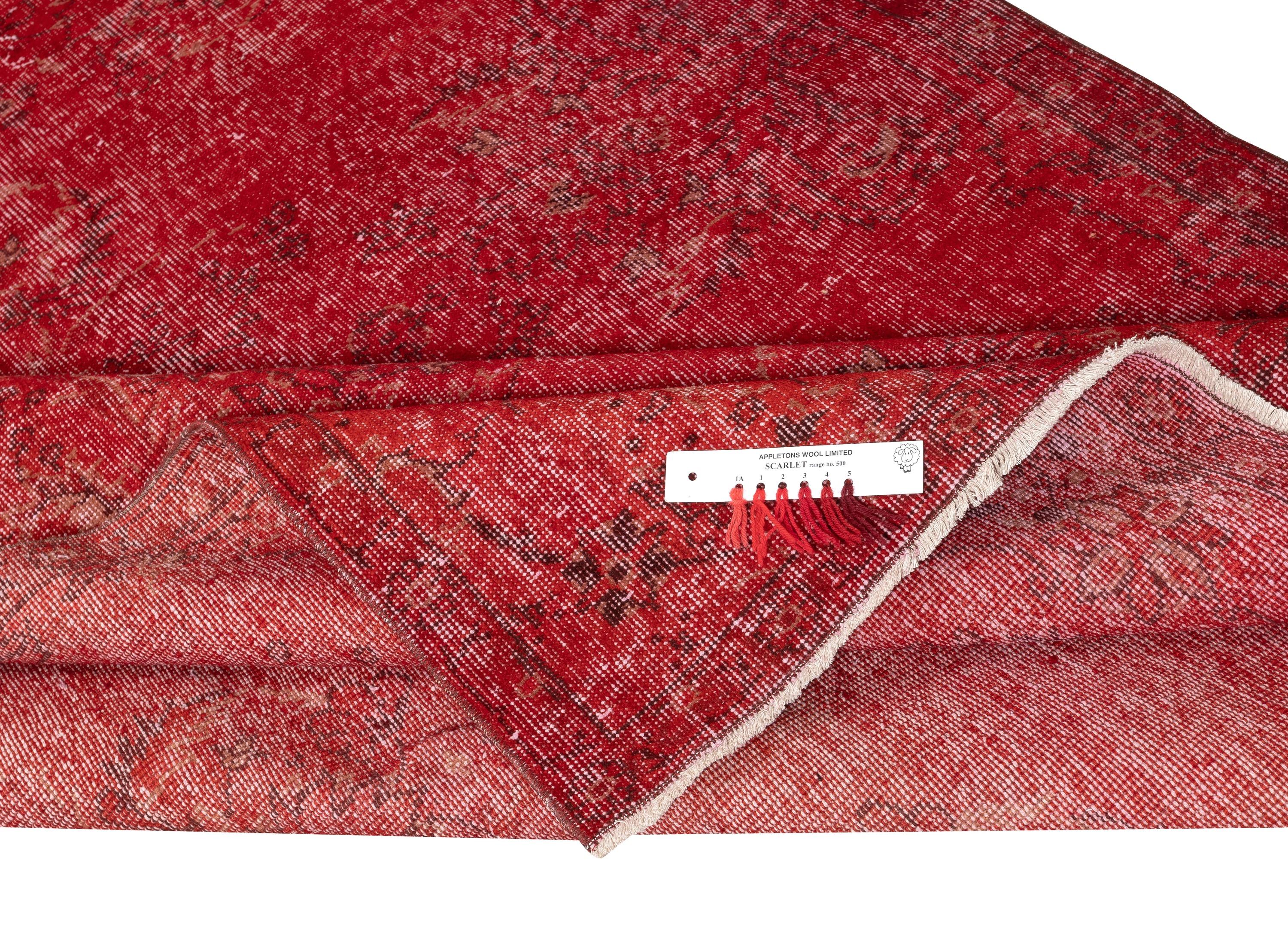 Moderno Tappeto vintage per aree turche fatto a mano 5.5x9.2 Ft tinto di rosso per interni moderni in vendita