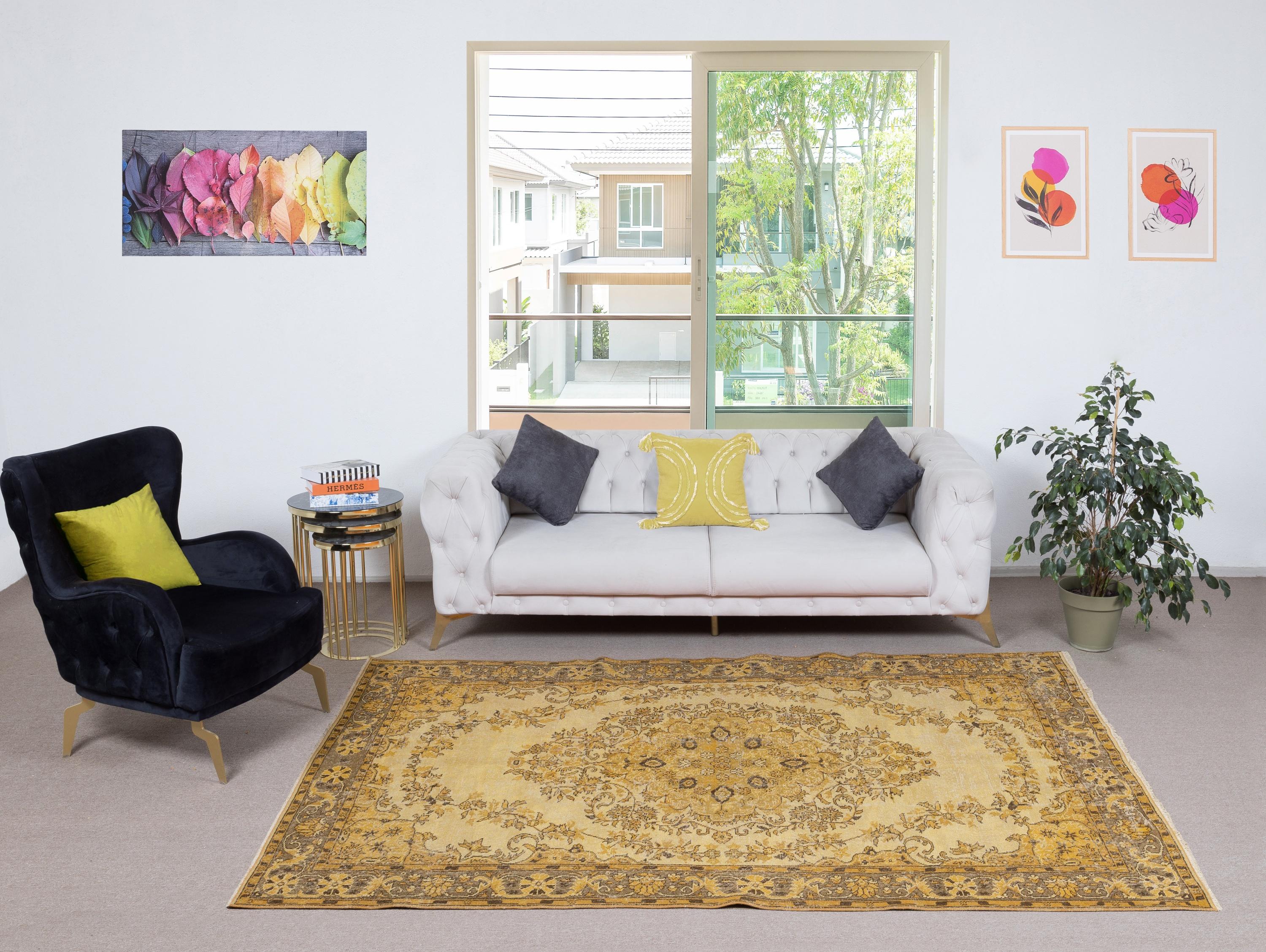 Unsere gefärbten Teppiche sind allesamt handgeknüpfte türkische Vintage-Teppiche, die in unserer Werkstatt sorgfältig restauriert und neu gestaltet wurden, damit sie zu einer breiten Palette von Einrichtungsstilen passen - von modern und