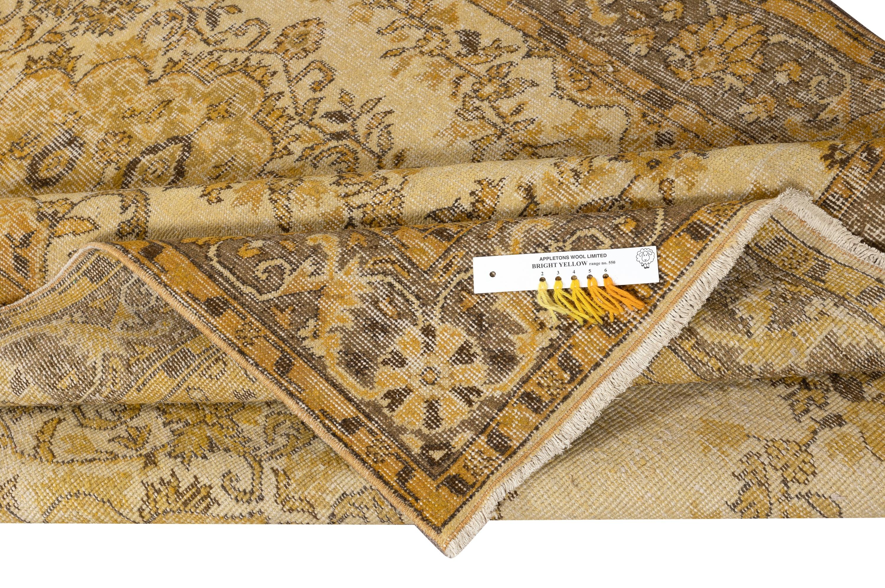 5.5x9.3 Ft Handgefertigter Türkischer Wollteppich. Gelb gefärbter Vintage-Teppich für moderne Wohnräume (Moderne) im Angebot