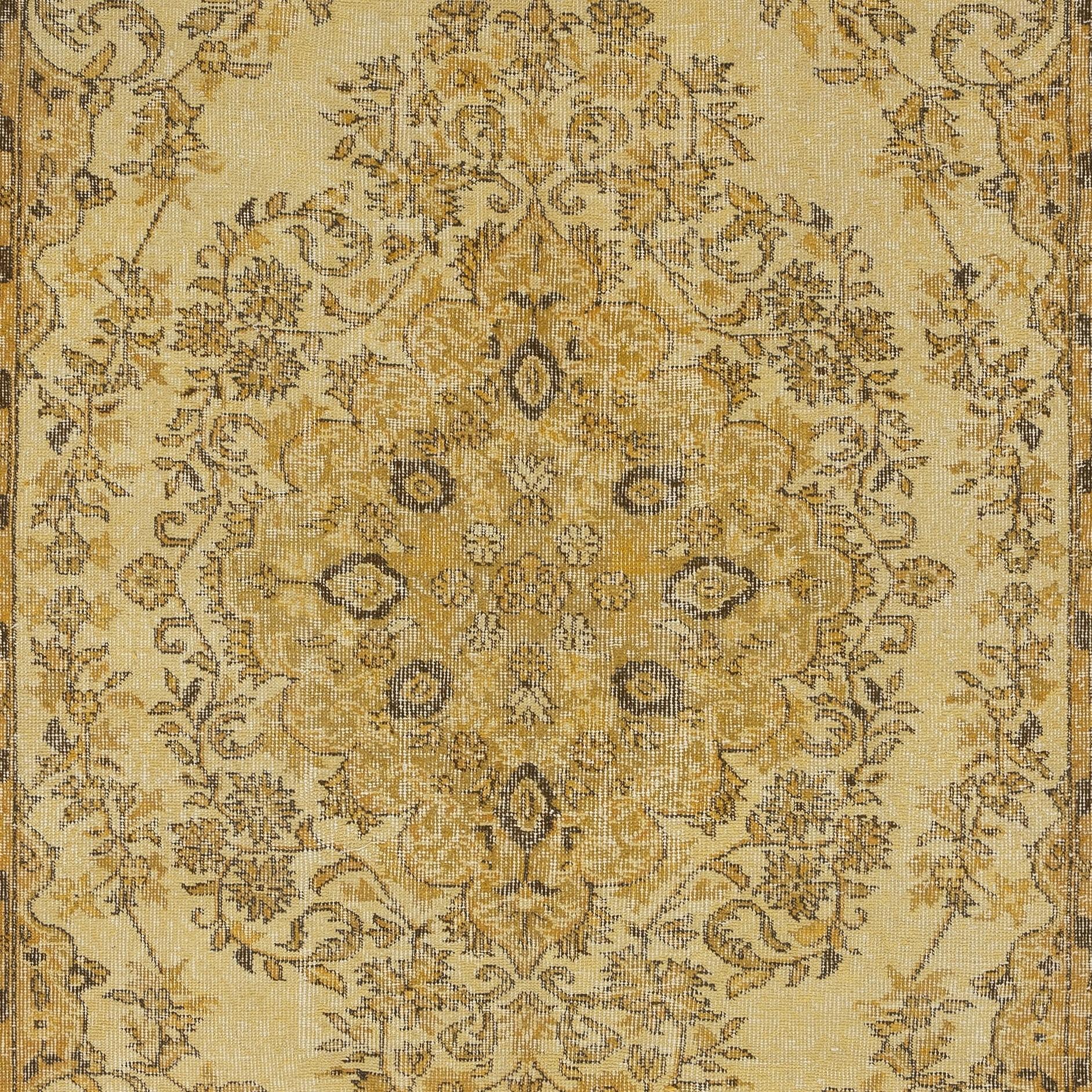 5.5x9.3 Ft Handgefertigter Türkischer Wollteppich. Gelb gefärbter Vintage-Teppich für moderne Wohnräume (Handgeknüpft) im Angebot