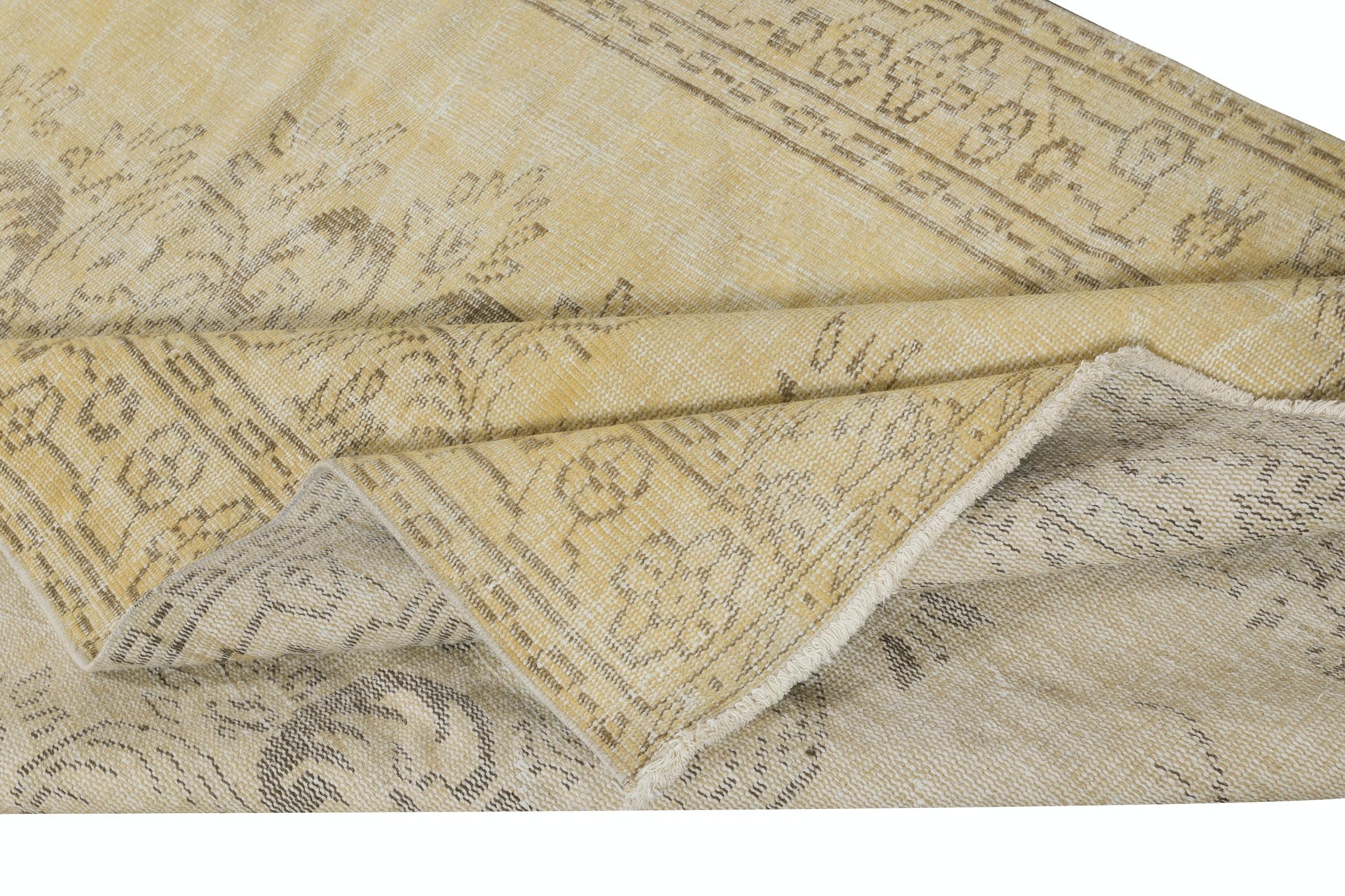 Country Tappeto rustico unico fatto a mano 5.5x9.3 Ft, Tappeto turco sbiadito dal sole degli anni '60 in vendita