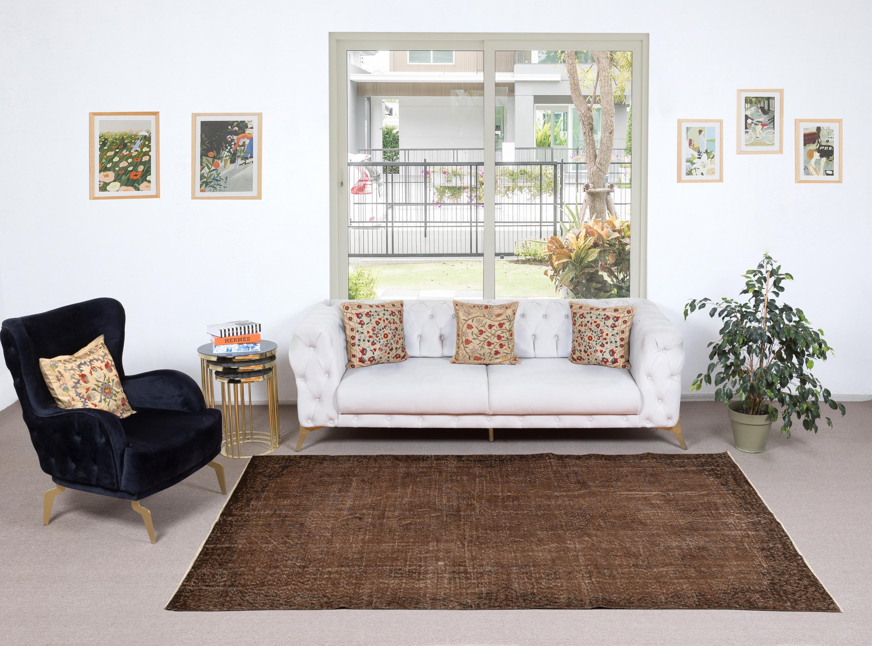 Unsere gefärbten Teppiche sind allesamt handgeknüpfte türkische Vintage-Teppiche, die in unserer Werkstatt sorgfältig restauriert und neu gestaltet wurden, damit sie zu einer breiten Palette von Einrichtungsstilen passen - von modern und