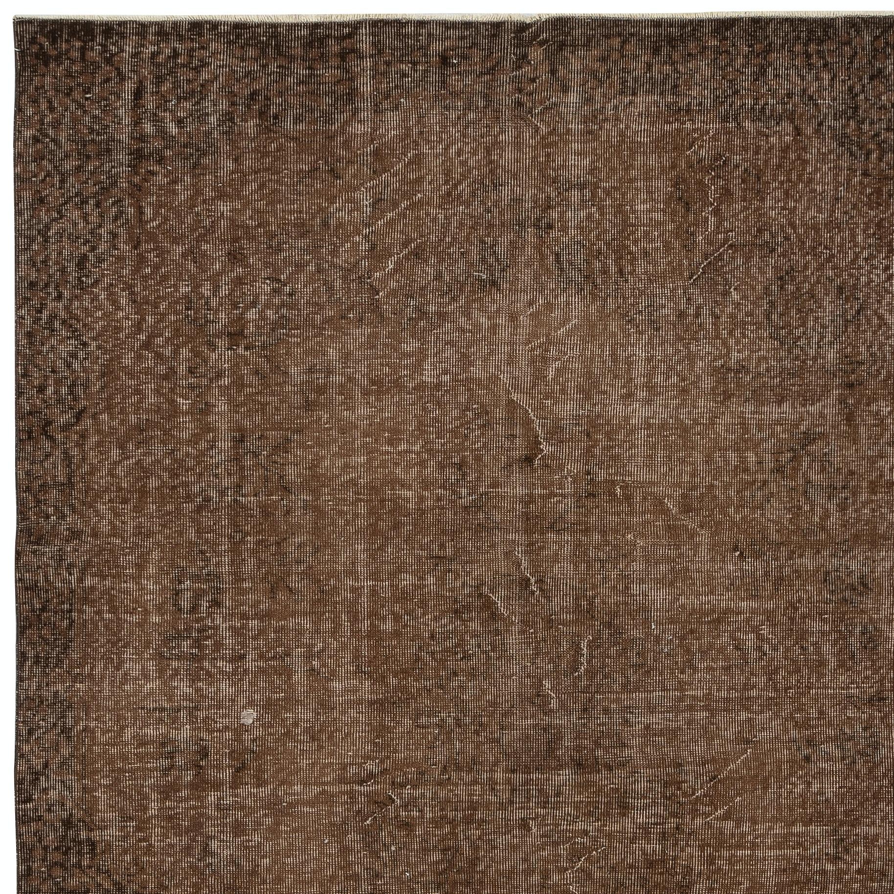 5.5x9.3 Ft Vintage Handmade Türkischer Teppich Overdyed in Braun für moderne Innenräume im Zustand „Gut“ im Angebot in Spring Valley, NY
