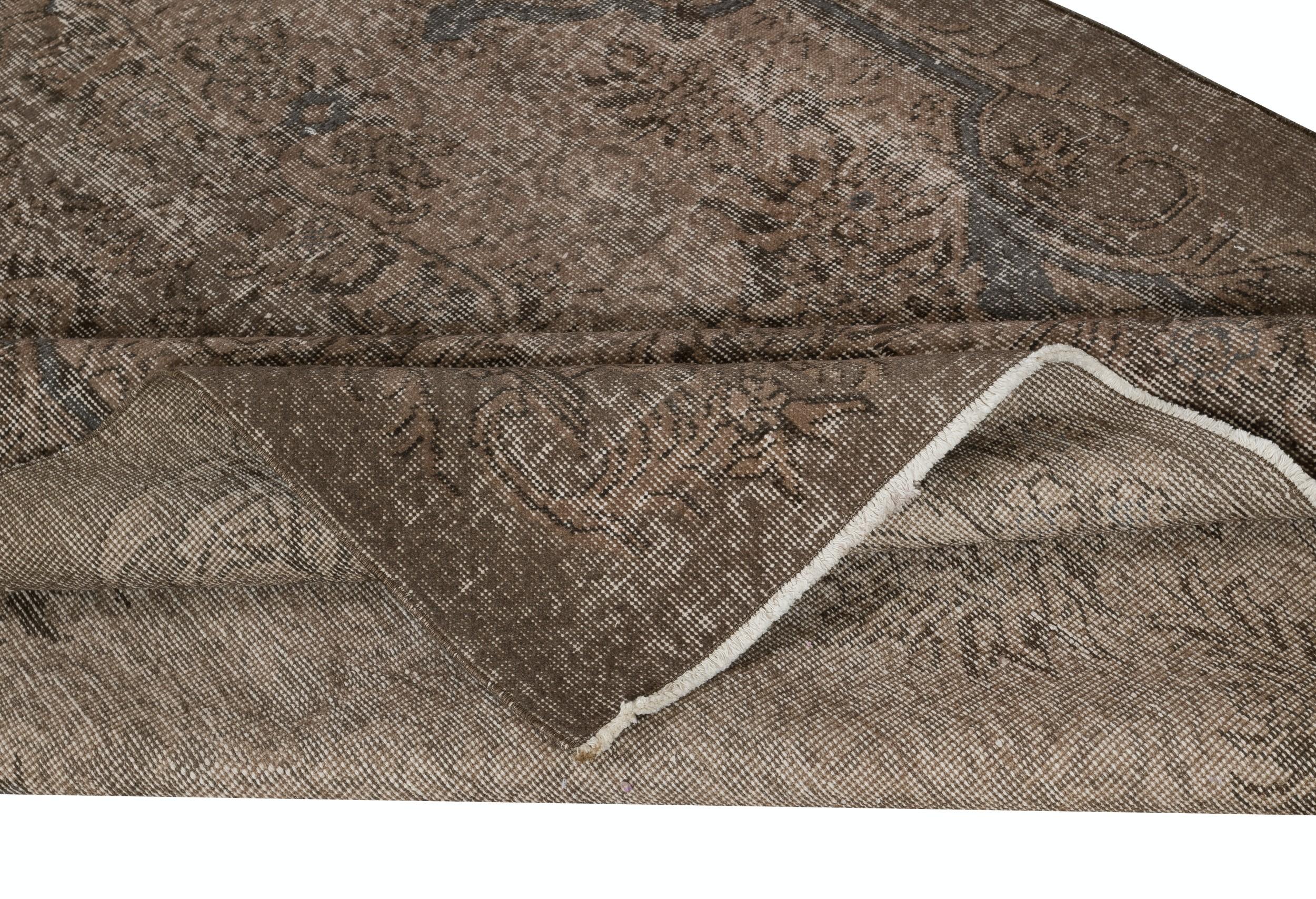Moderno Tappeto vintage turco 5.5x9.3 Ft tinto in marrone per interni moderni in vendita