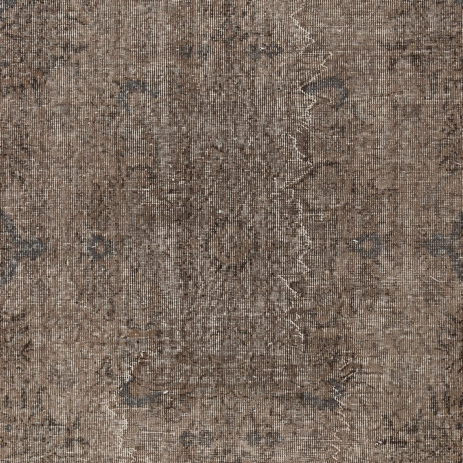 Annodato a mano Tappeto vintage turco 5.5x9.3 Ft tinto in marrone per interni moderni in vendita