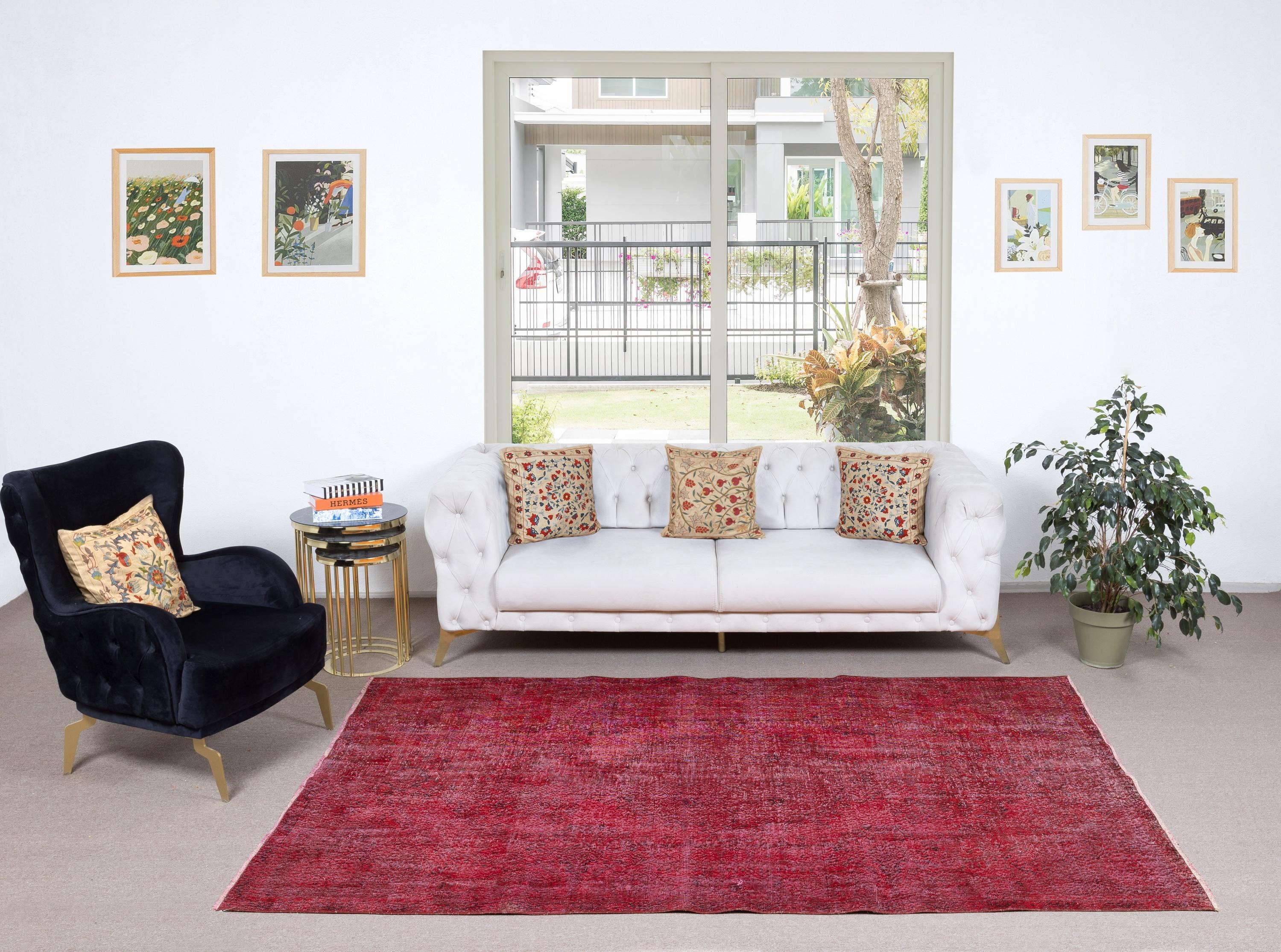 Unsere gefärbten Teppiche sind allesamt handgeknüpfte türkische Vintage-Teppiche, die in unserer Werkstatt sorgfältig restauriert und neu gestaltet wurden, damit sie zu einer breiten Palette von Einrichtungsstilen passen - von modern und