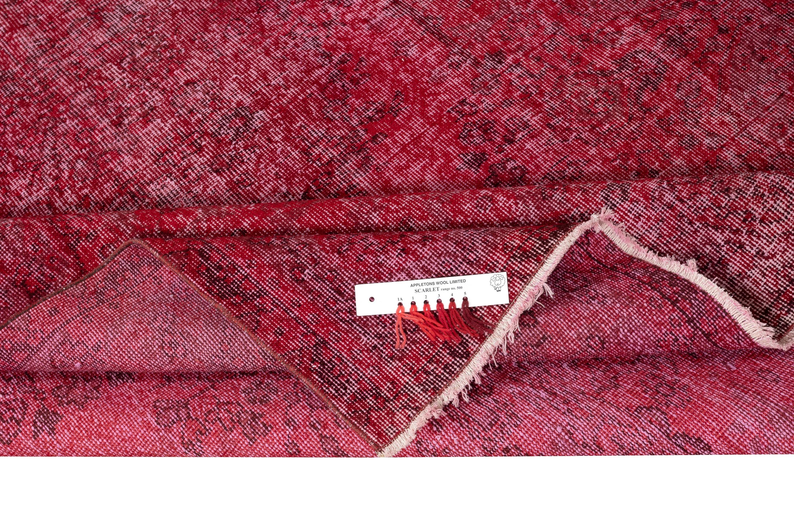 5.5x9.4 Ft Rot gefärbter handgefertigter Teppich. Vintage Turkish Area Rug für Wohnzimmer (Moderne) im Angebot