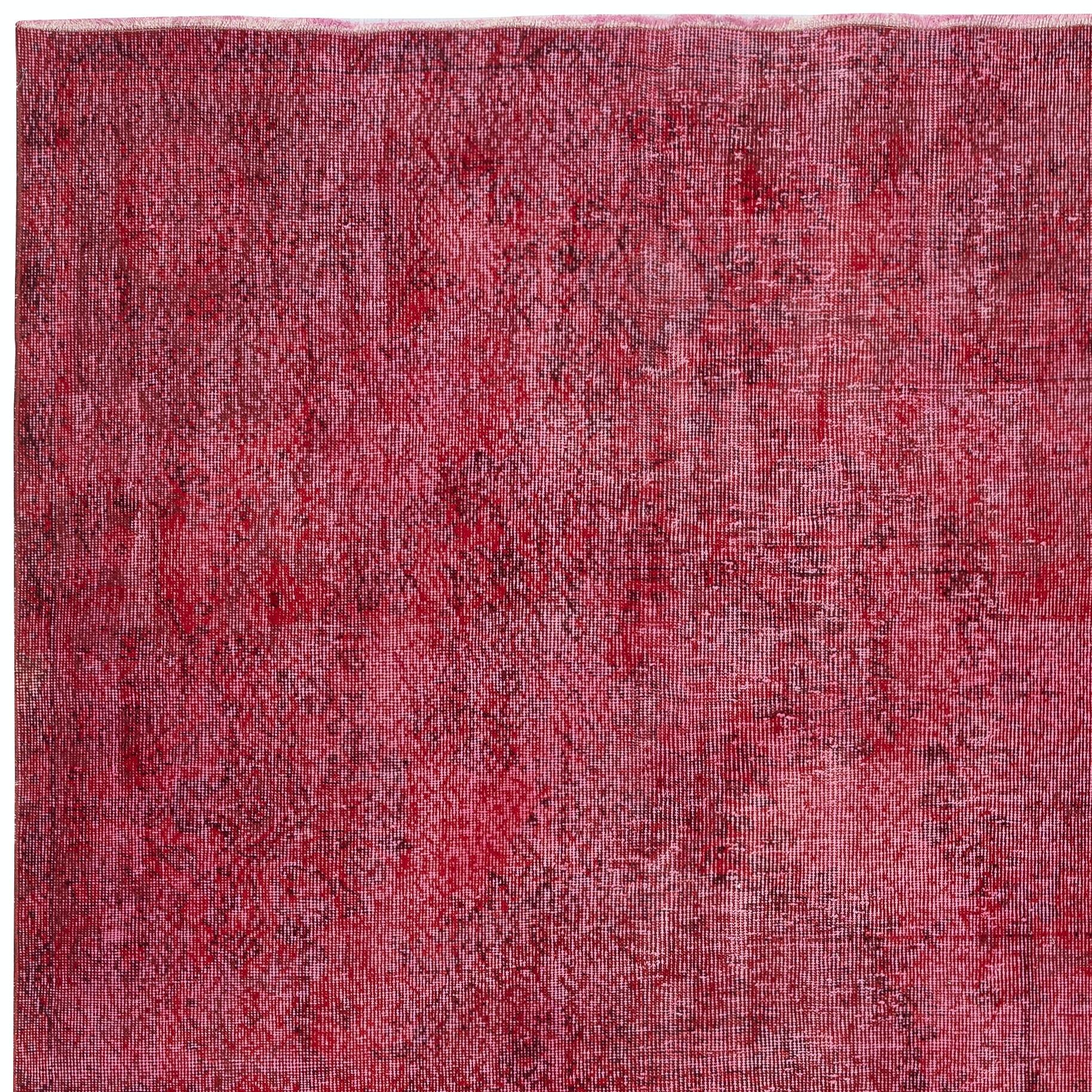 5.5x9.4 Ft Rot gefärbter handgefertigter Teppich. Vintage Turkish Area Rug für Wohnzimmer (Handgeknüpft) im Angebot