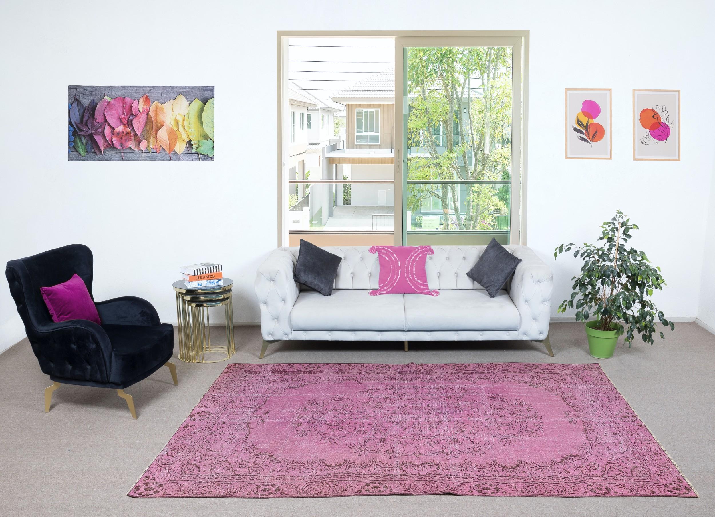Nuestras alfombras sobreteñidas son todas piezas vintage anudadas a mano que se recrean en nuestro taller para atender a una gama más amplia de opciones de interiorismo, desde moderno a costero, desde industrial a rústico/cottage. Estas alfombras de