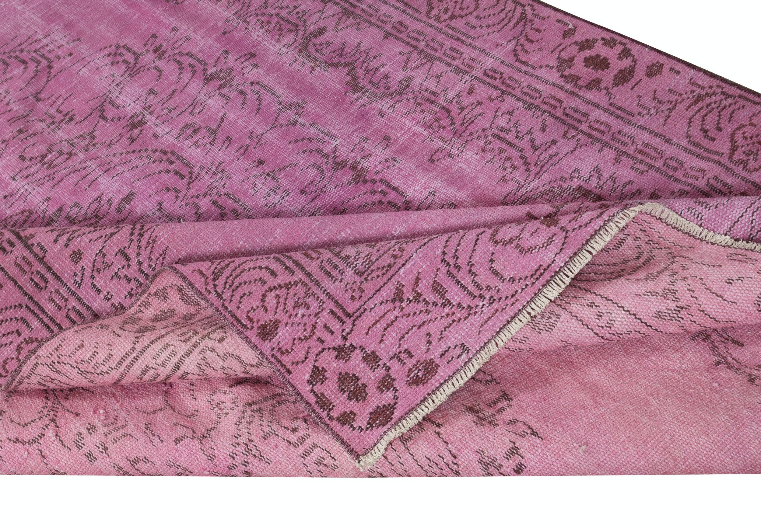 Alfombra Turca Vintage de 5,5x9,4 pies teñida de rosa para interiores modernos Moderno en venta