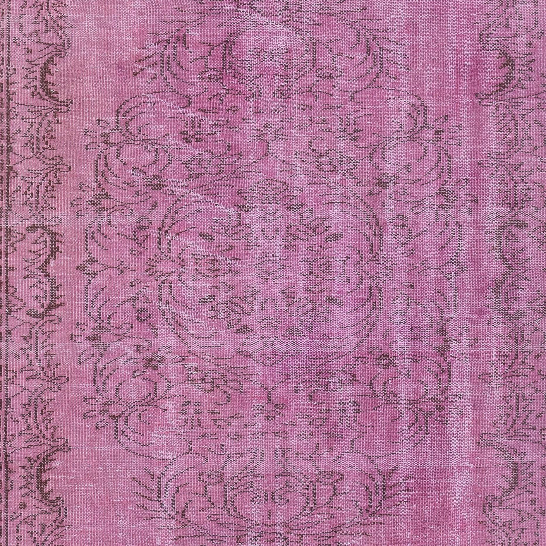 Alfombra Turca Vintage de 5,5x9,4 pies teñida de rosa para interiores modernos Anudado a mano en venta