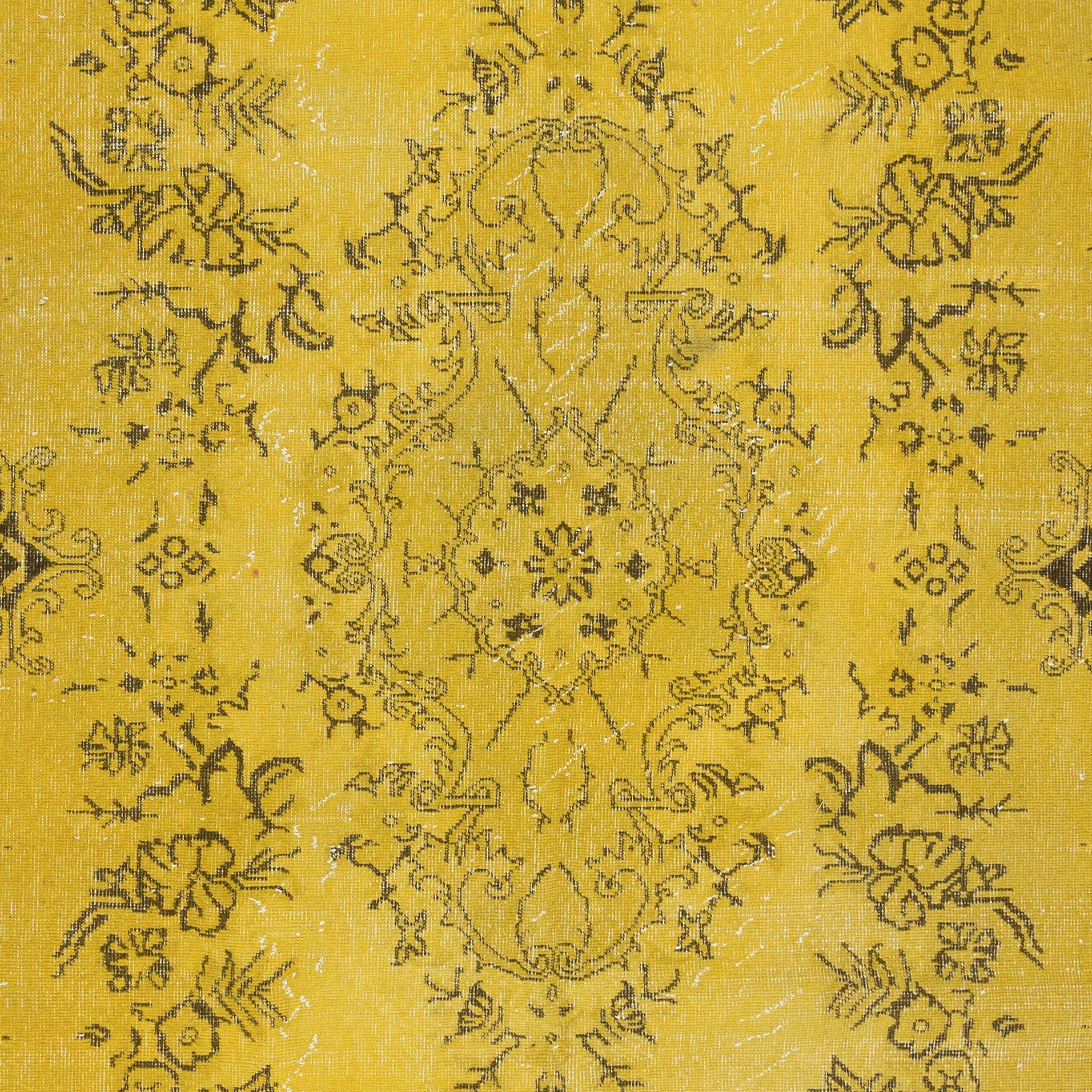 Dekorativer gelber handgefertigter Teppich in Zimmergröße 5,5x9,5 Ft, recycelter türkischer Teppich (Moderne) im Angebot