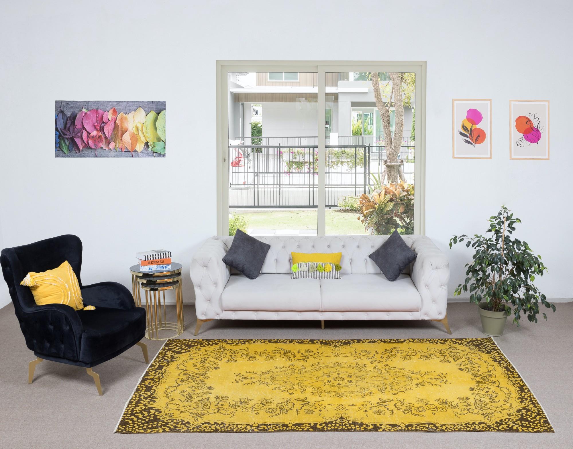 Dekorativer gelber handgefertigter Teppich in Zimmergröße 5,5x9,5 Ft, recycelter türkischer Teppich (Handgeknüpft) im Angebot