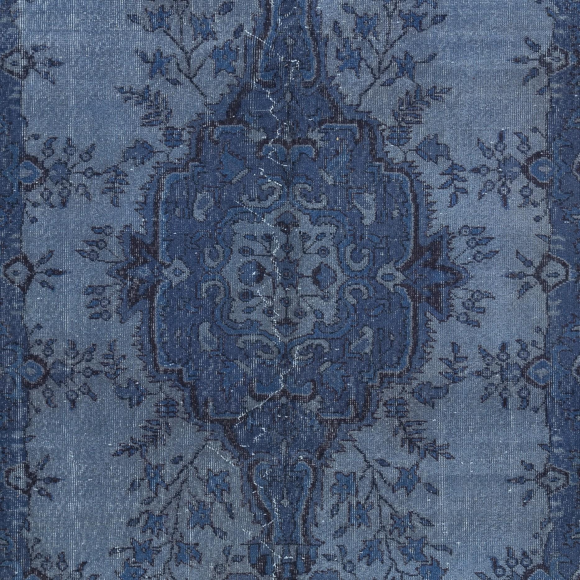 5.5x9.6 Ft Modern Medallion Design Area Rug in Blue, Hand-knotted in Turkey In Good Condition For Sale In Spring Valley, NY