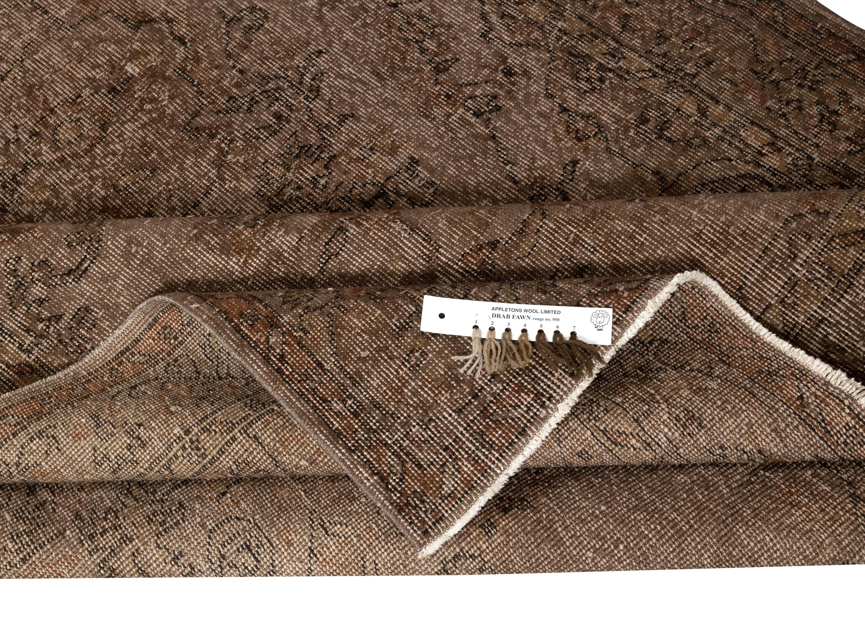 Moderno Tappeto vintage 5.5x9.6 Ft sovratinto in marrone per interni moderni. Realizzato a mano in Turchia in vendita