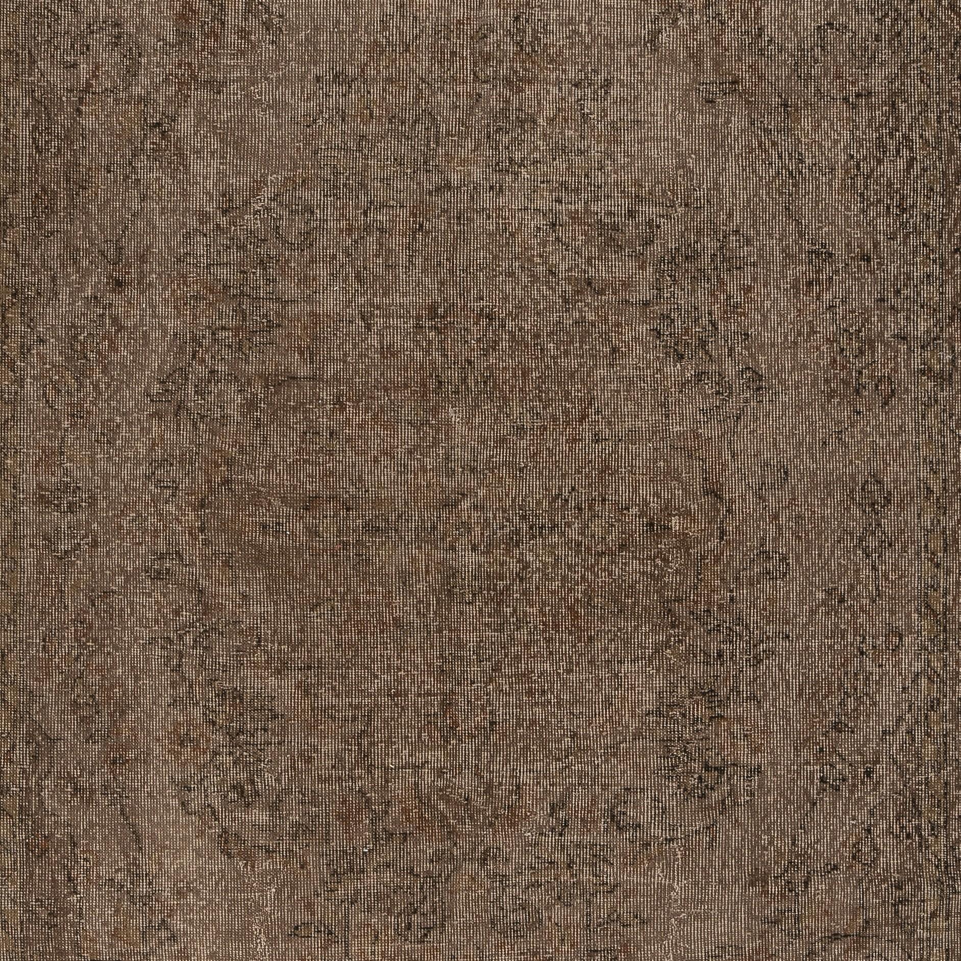 Turco Tappeto vintage 5.5x9.6 Ft sovratinto in marrone per interni moderni. Realizzato a mano in Turchia in vendita