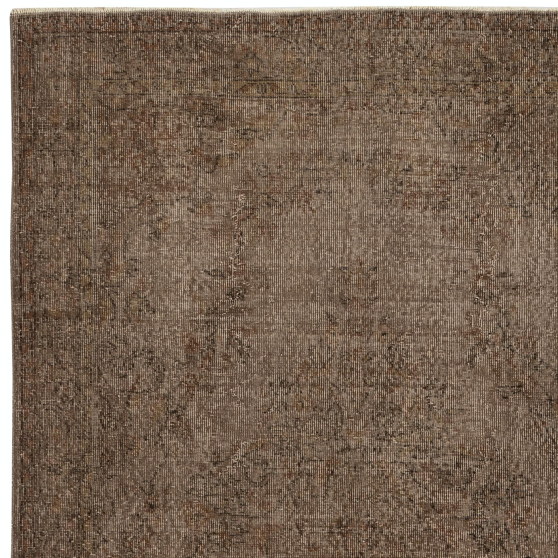 Annodato a mano Tappeto vintage 5.5x9.6 Ft sovratinto in marrone per interni moderni. Realizzato a mano in Turchia in vendita