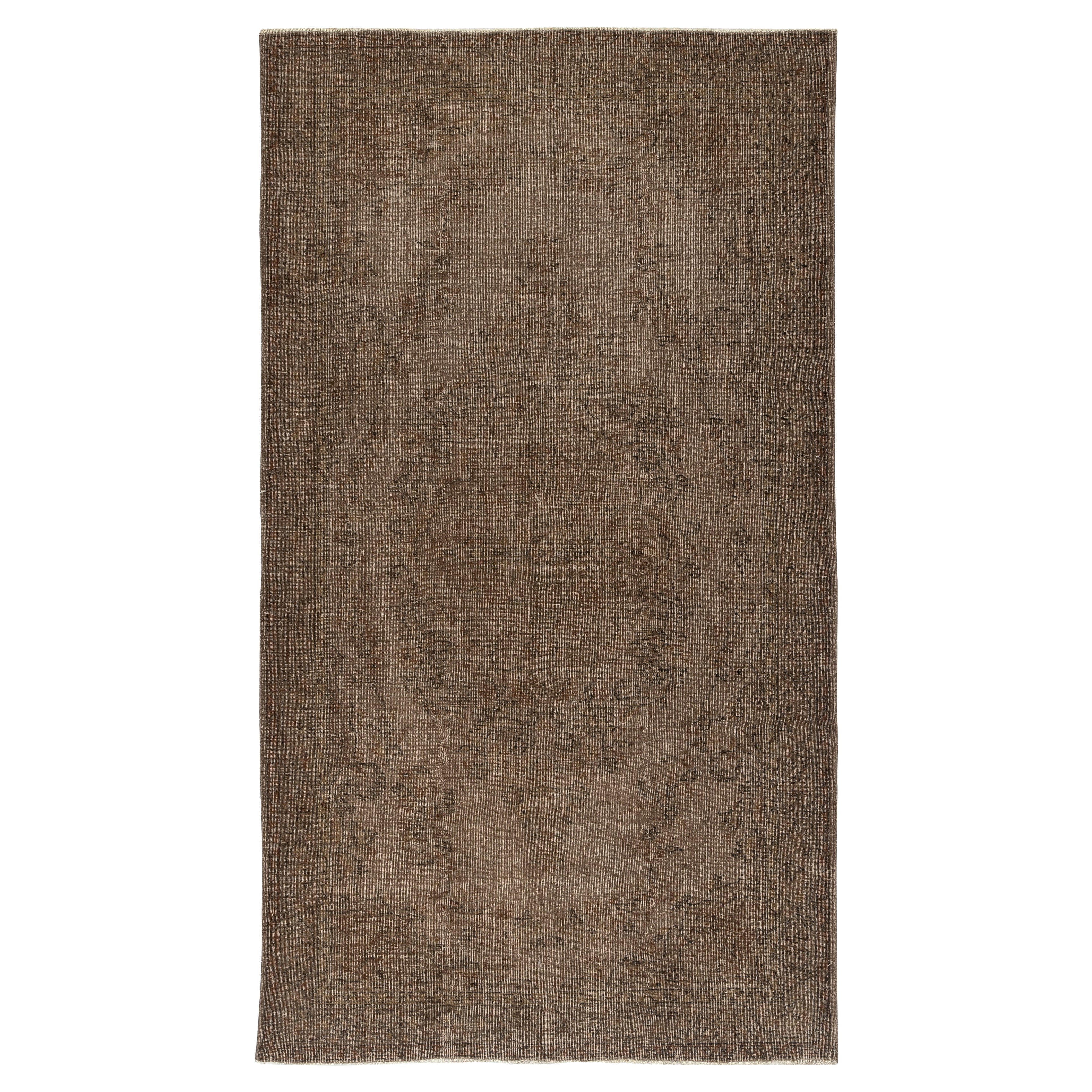 Tappeto vintage 5.5x9.6 Ft sovratinto in marrone per interni moderni. Realizzato a mano in Turchia