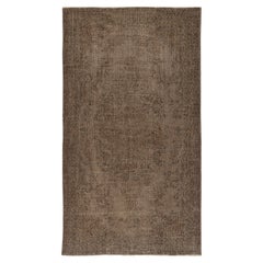 Tappeto vintage 5.5x9.6 Ft sovratinto in marrone per interni moderni. Realizzato a mano in Turchia