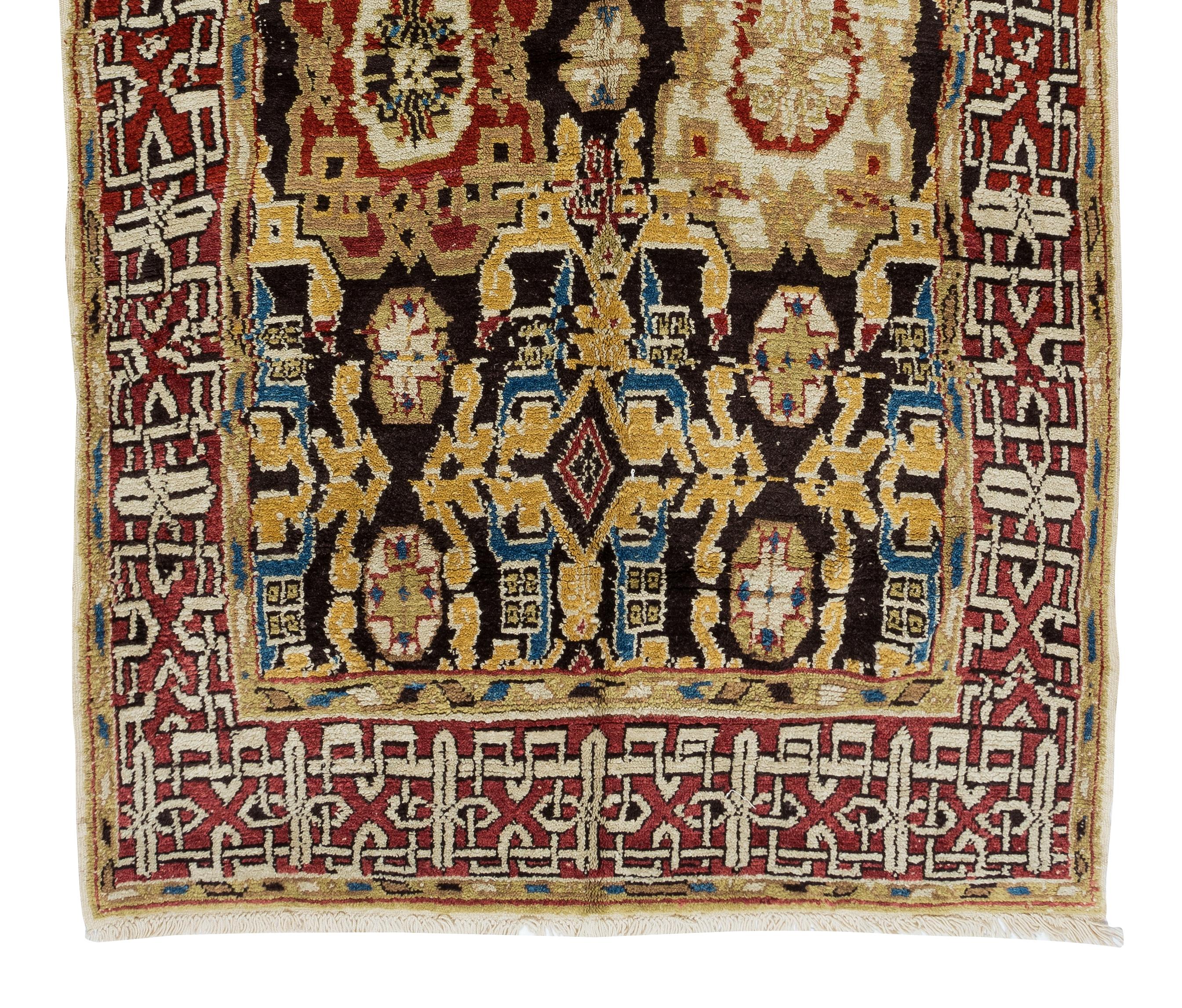 5.5x9.7 Ft Turkish Yoruk Vintage Area Rug, 100% Wool, Handmade Boho Decor Carpet In Good Condition For Sale In Philadelphia, PA