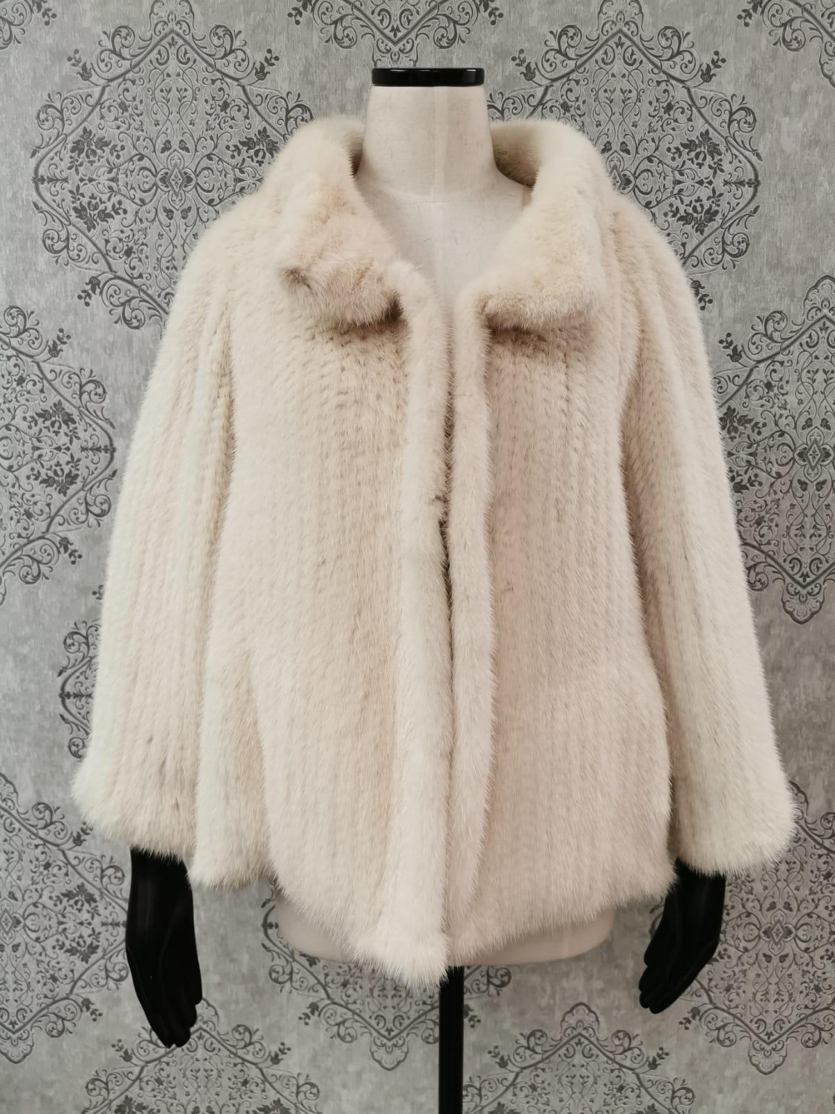 DESCRIPTION: 56 Brand new knitted Bisang white cream mink fur coat size 10

short collar, supple skins, beautiful fresh fur, european german clasps for closure, too slit pockets, nice big full pelts skins in excellent condition.

Brand: Bizang
Made
