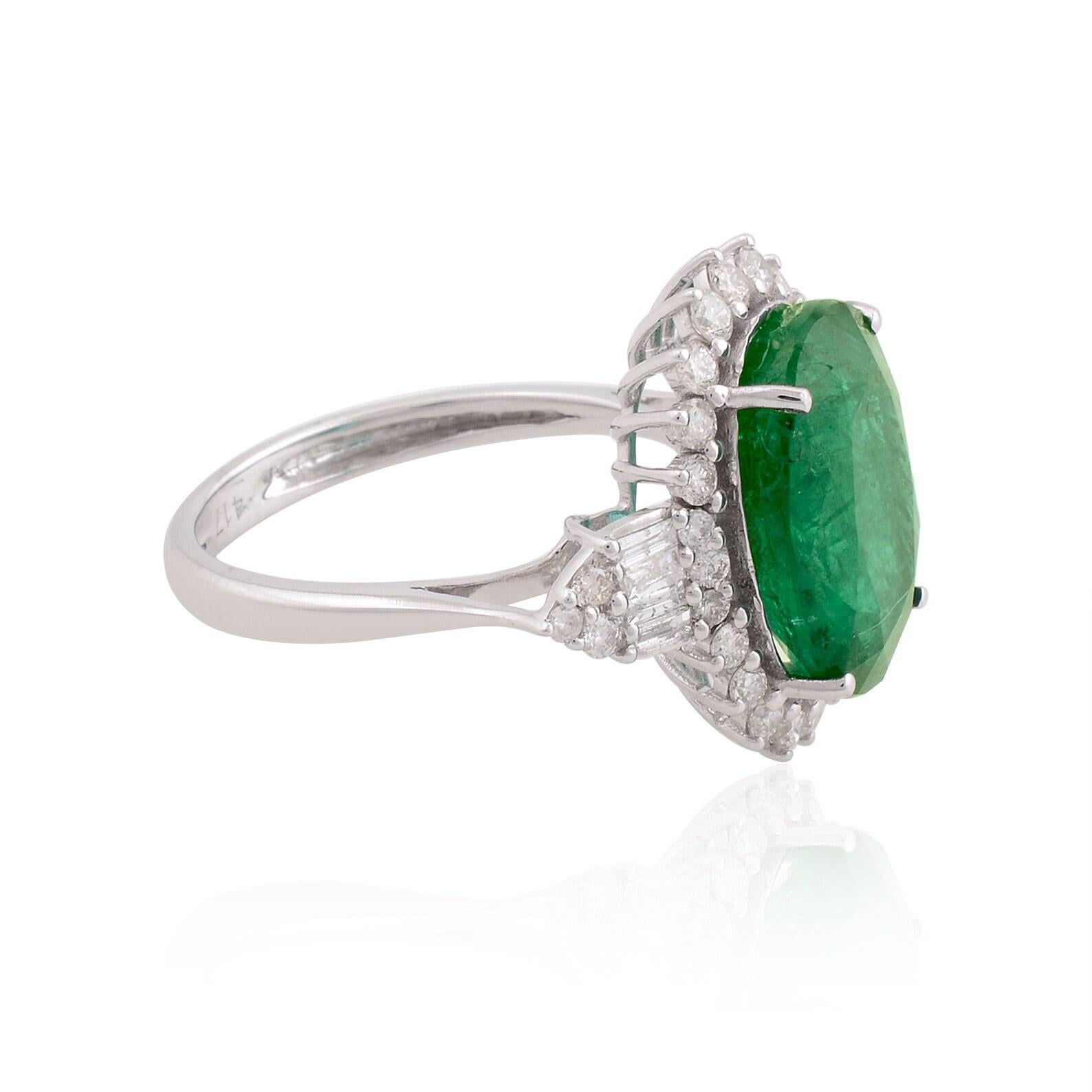 Oval Cut 5.6 Carat Emerald Diamond 10 Karat Gold Ring For Sale