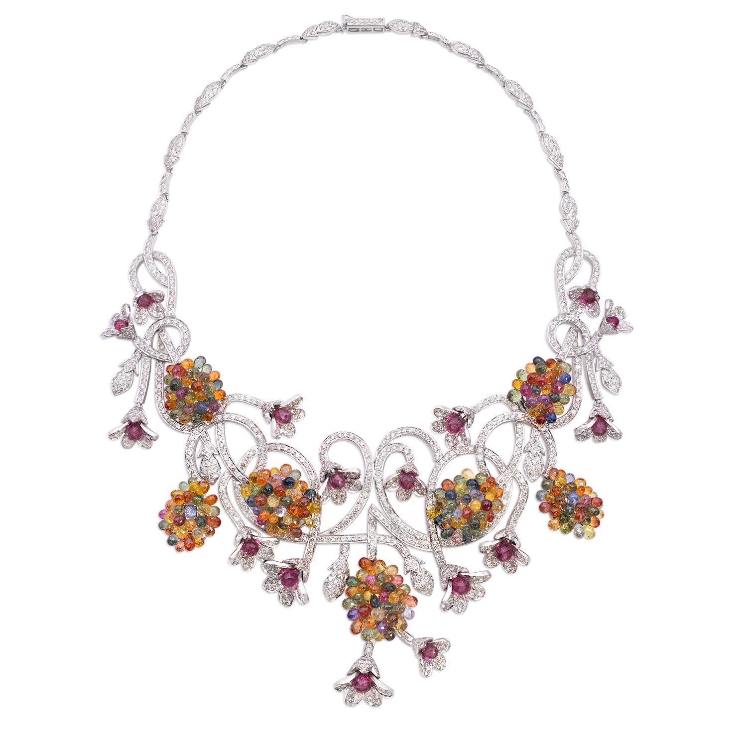 Ti presentiamo la nostra squisita collana con più zaffiri, una vera e propria opera d'arte che celebra la vibrante bellezza delle gemme colorate e il fascino senza tempo dei diamanti. Questa collana è una testimonianza di lusso e maestria,