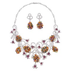Ensemble collier et boucles d'oreilles en saphirs multicolores et diamants 56 carats