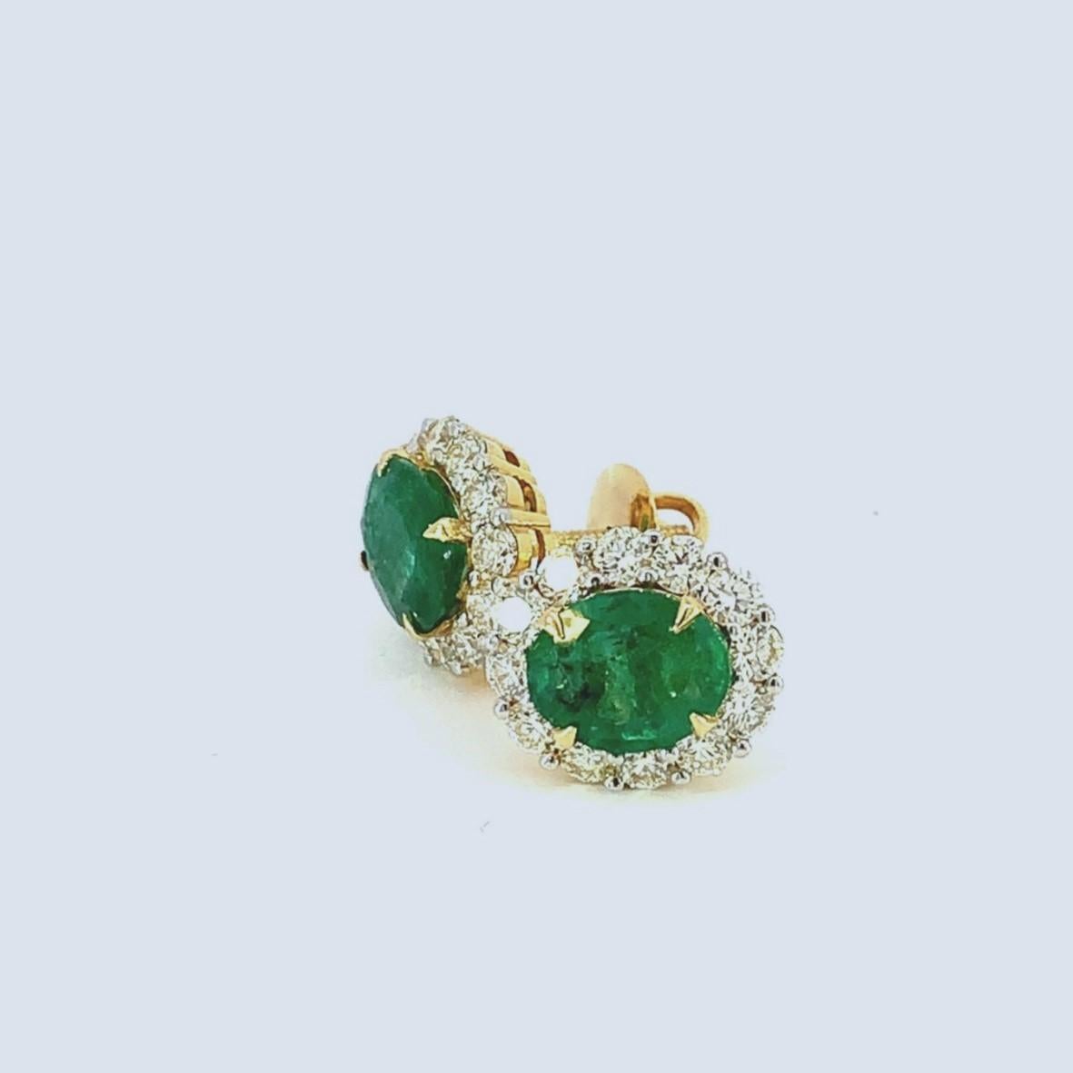 Women's or Men's 5.6 Carat Natural Emerald and Diamond Stud Earring For Sale