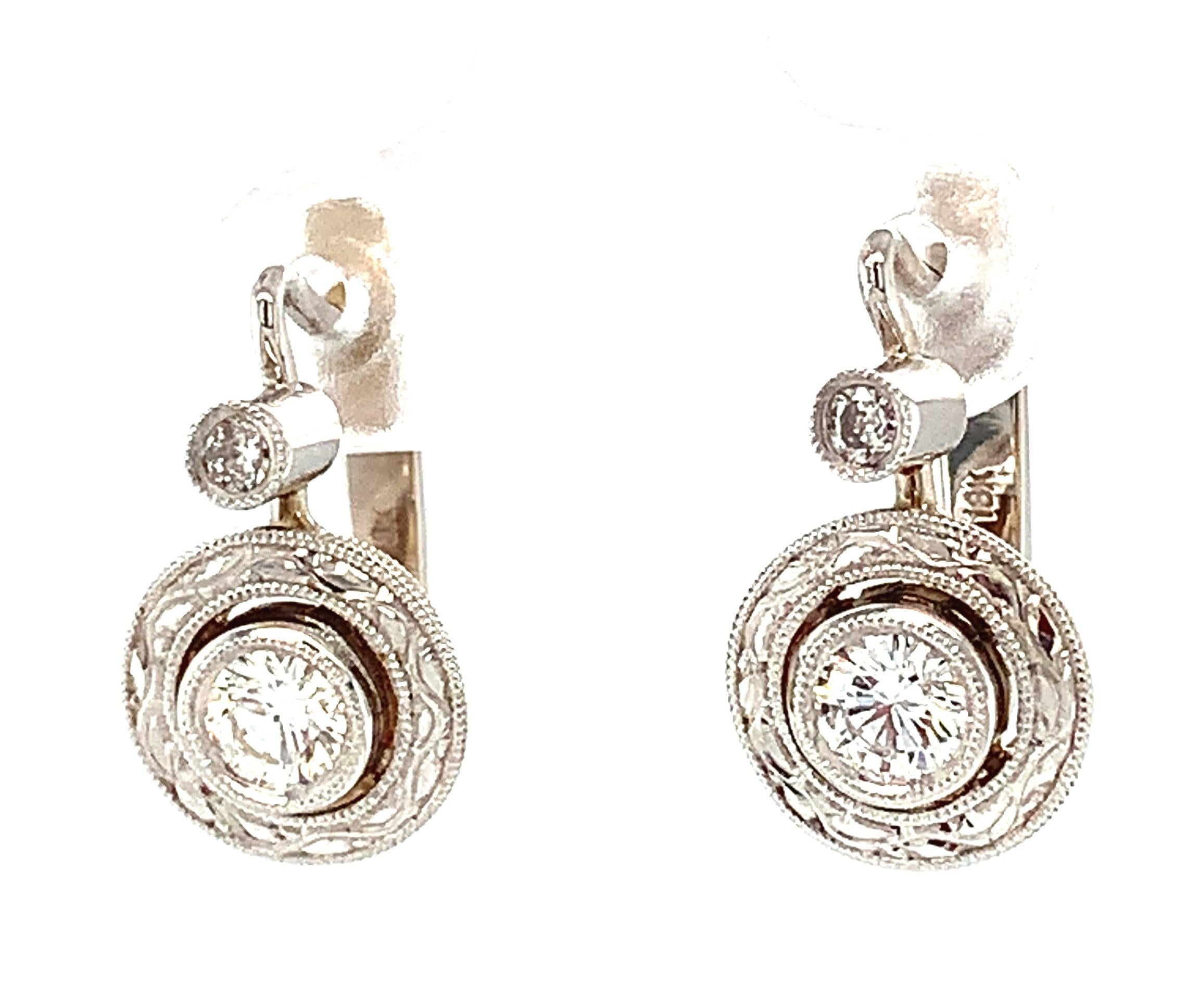 Boucles d'oreilles pendantes en diamant en or blanc 18k gravé, 0,56 carat total  Neuf - En vente à Los Angeles, CA