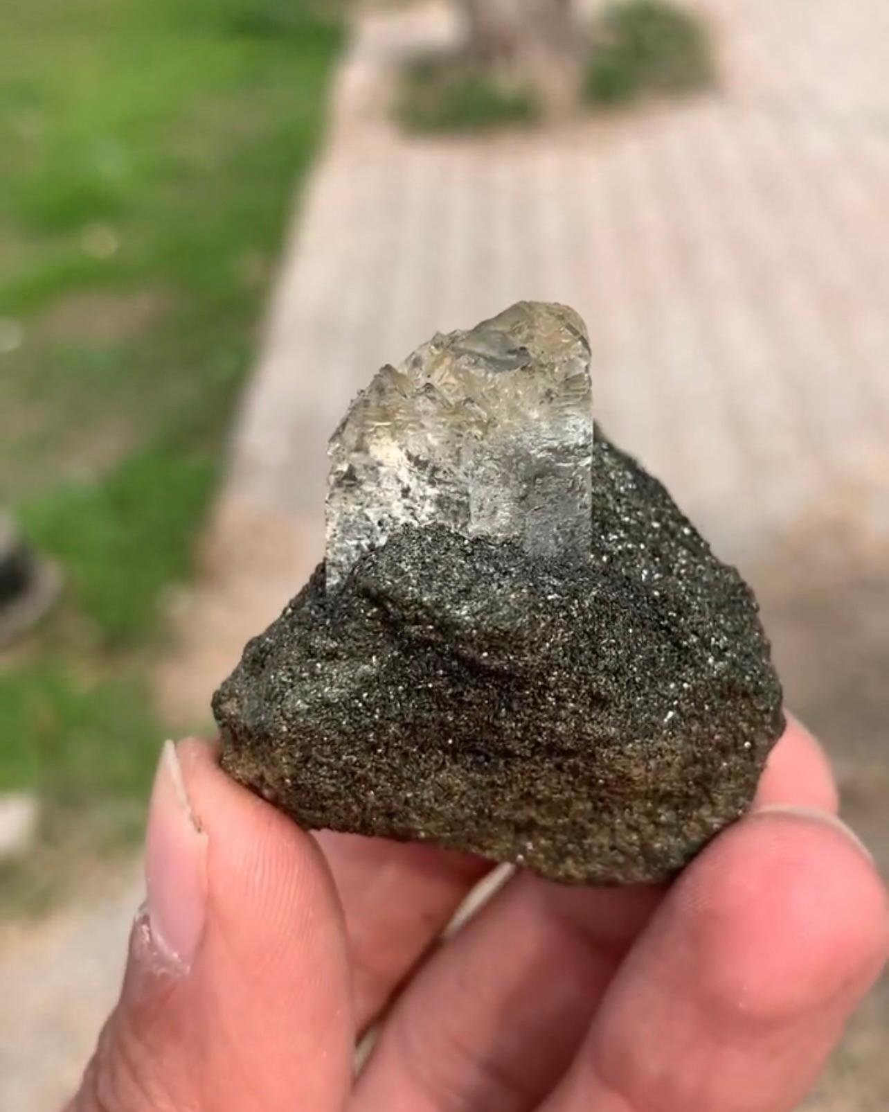 56 Grams Etched Quartz Focal Crystal On Grayish Matrix From Pakistan In Good Condition For Sale In Peshawar, PK