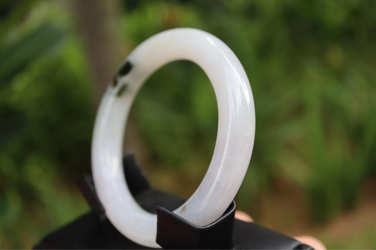 56 mm Type A Jadeite Jade Bangle In New Condition For Sale In Singapore, SG