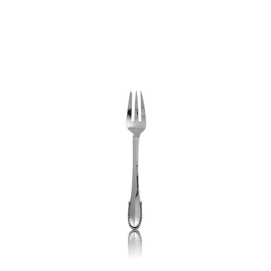 A complete set of Georg Jensen sterling silver Beaded, designed by Georg Jensen in 1916. There are 8 place settings, each of seven pieces.

This set includes:
8 Dinner forks, 8 Dinner knives, long handle version stainless steel blades, 8 Dinner soup