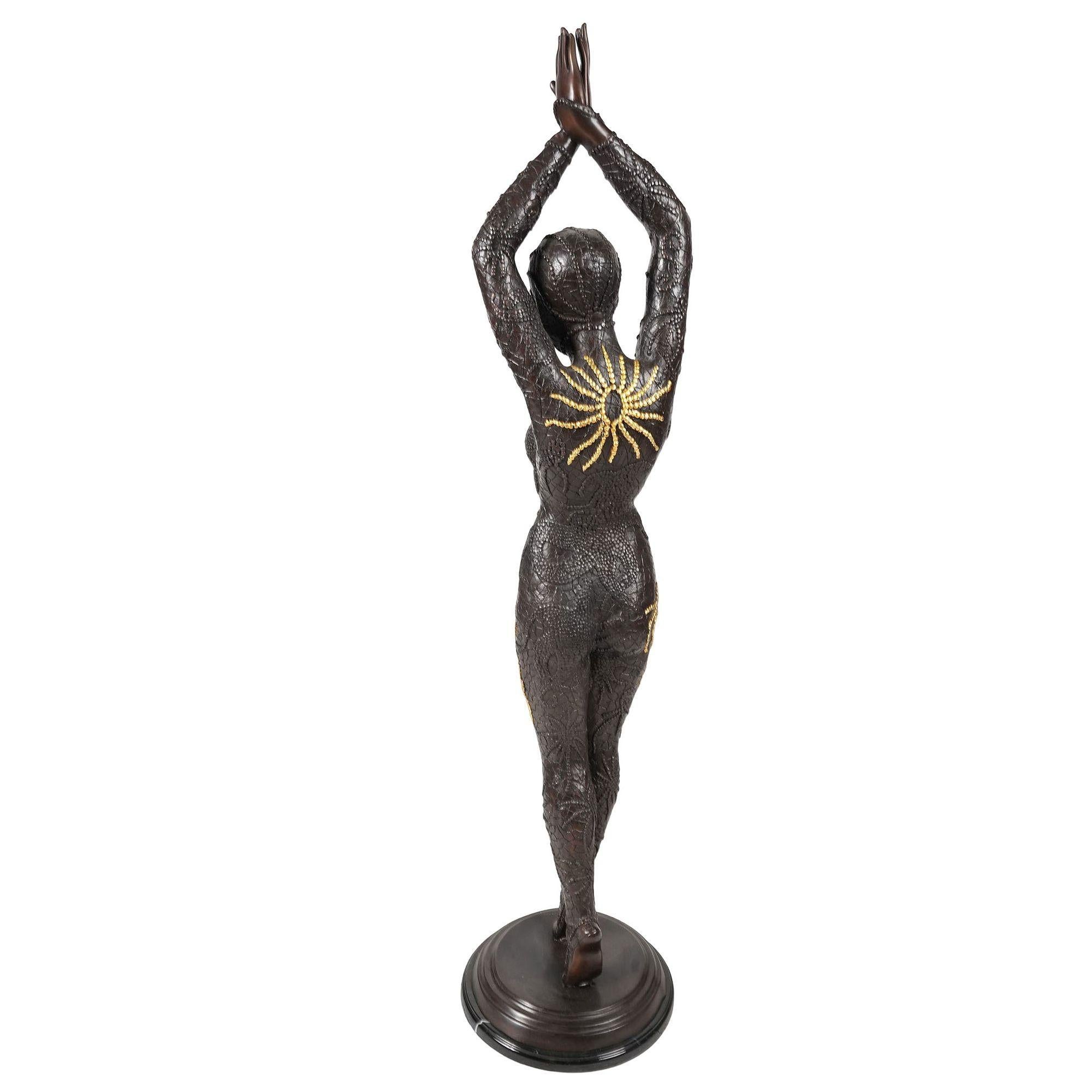 Diese beeindruckende Art-Déco-Bodenstatue ist eine großformatige Bronzereproduktion (56