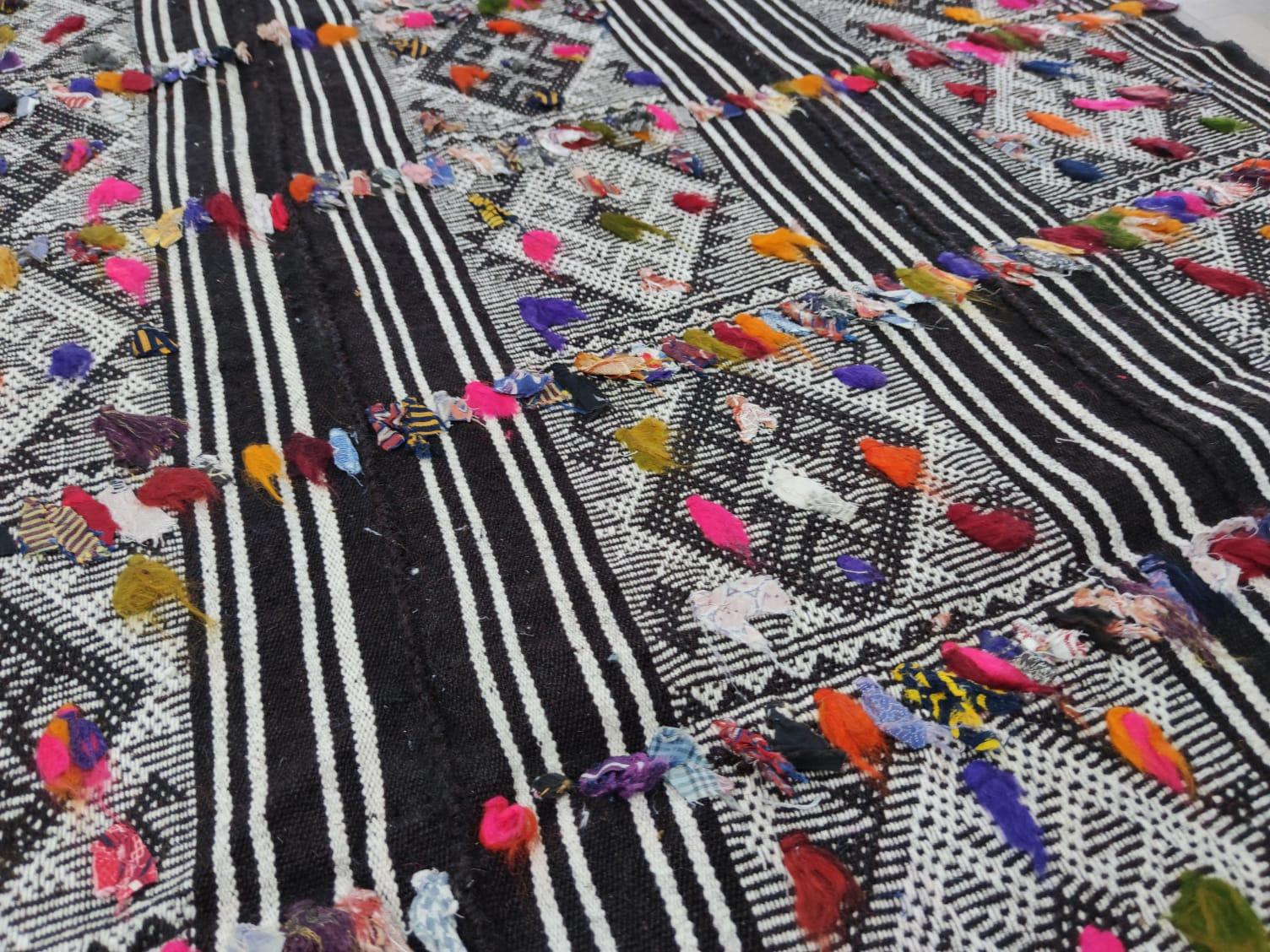 5.6x7.3 Fuß Handgewebter Anatolischer Kelim ''Flat-weave'' mit bunten Pompen im Angebot 4