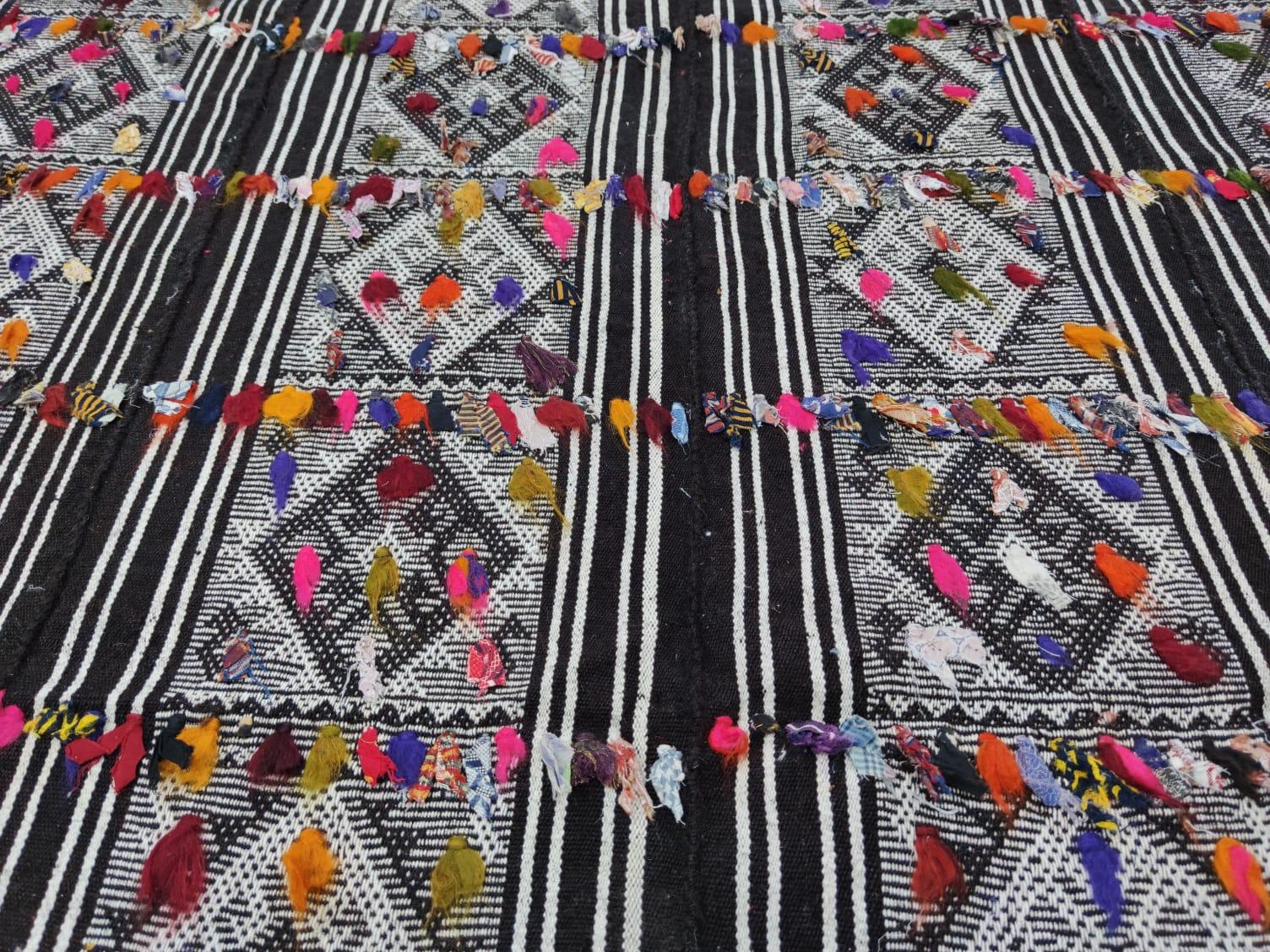 5.6x7.3 Fuß Handgewebter Anatolischer Kelim ''Flat-weave'' mit bunten Pompen im Zustand „Gut“ im Angebot in Spring Valley, NY