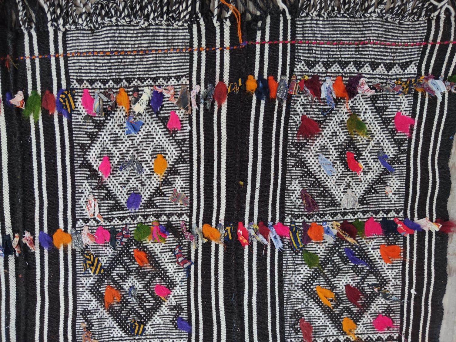 5.6x7.3 Fuß Handgewebter Anatolischer Kelim ''Flat-weave'' mit bunten Pompen (20. Jahrhundert) im Angebot