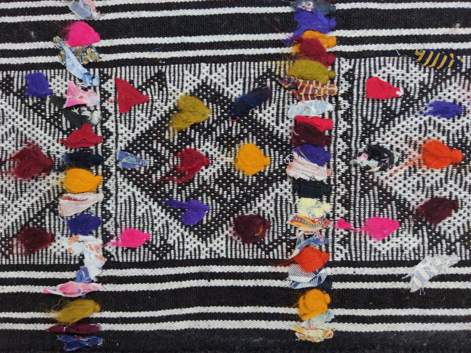 5.6x7.3 Fuß Handgewebter Anatolischer Kelim ''Flat-weave'' mit bunten Pompen im Angebot 1