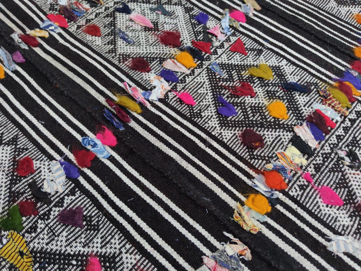 5.6x7.3 Fuß Handgewebter Anatolischer Kelim ''Flat-weave'' mit bunten Pompen im Angebot 2