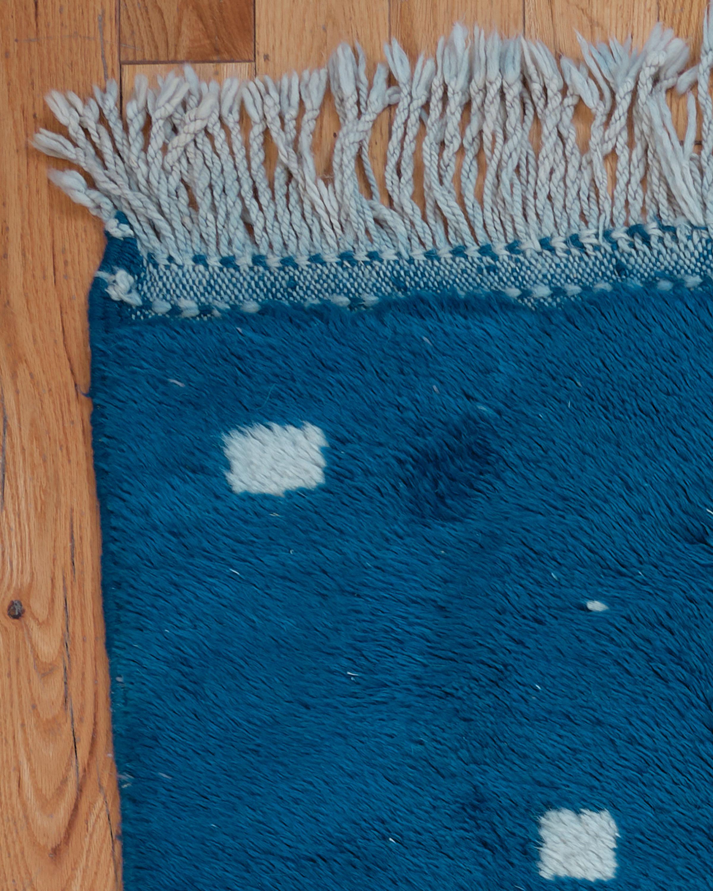 The Fuga rug is a striking Beni M’rirt piece, handwoven by skilled artisans in Morocco using 100% natural sheep’s wool. Featuring a rich, deep blue hue, this rug showcases the intricate craftsmanship and luxurious texture that Beni M’rirt rugs are